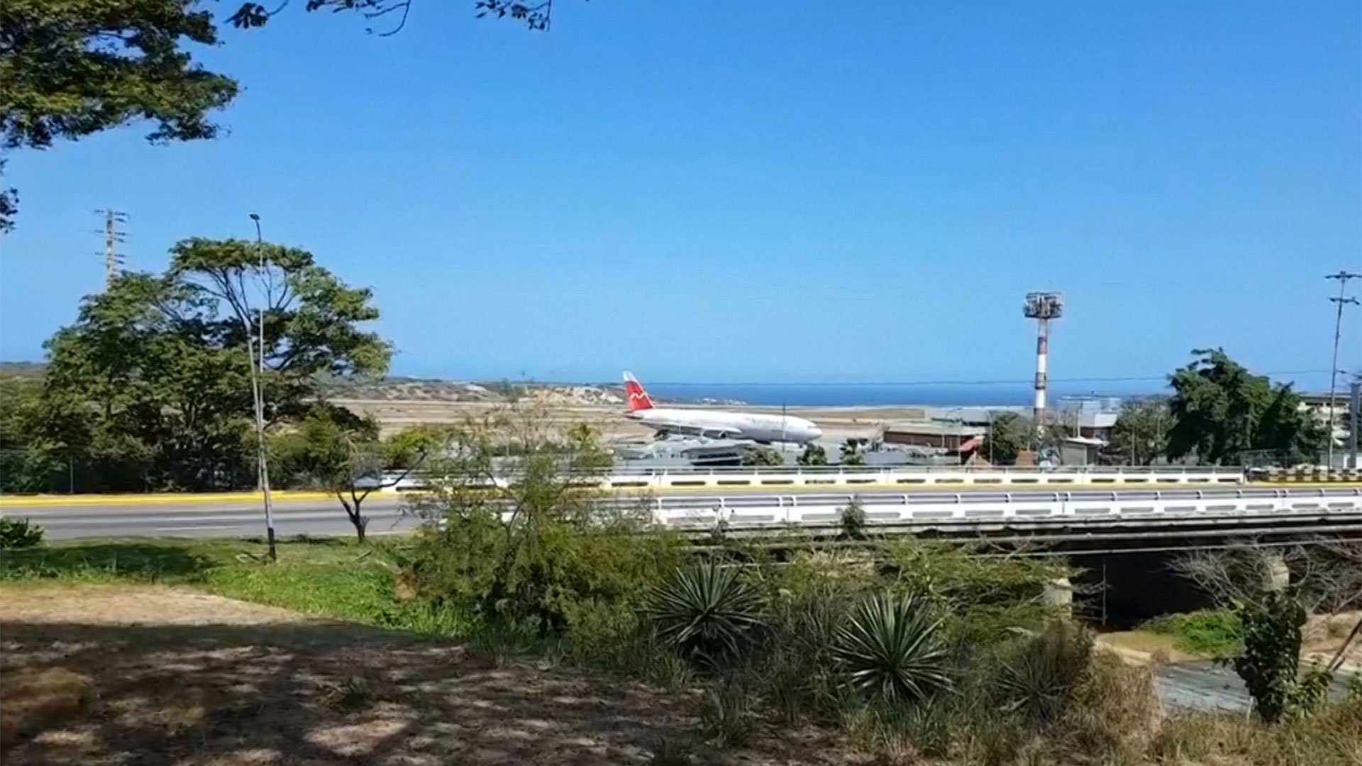 El Boeing 777 de Nordwind Airlines en el aeropuerto "Simón Bolívar", en las afueras de Caracas