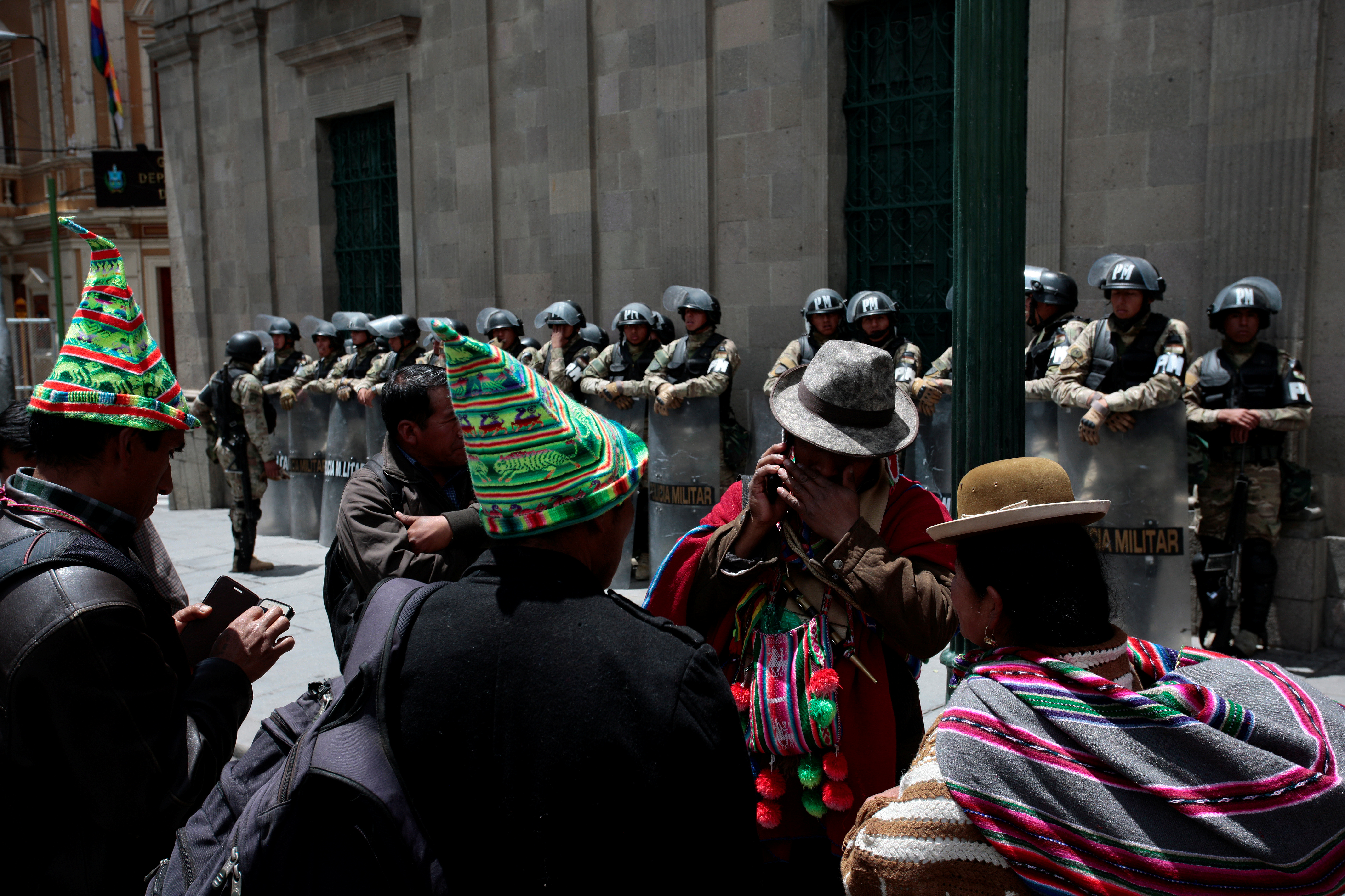 Miembros del Sindicato de Trabajadores de Bolivia (COB) son vistos fuera del palacio presidencial, en La Paz, Bolivia, 19 de noviembre de 2019. REUTERS / Manuel Claure