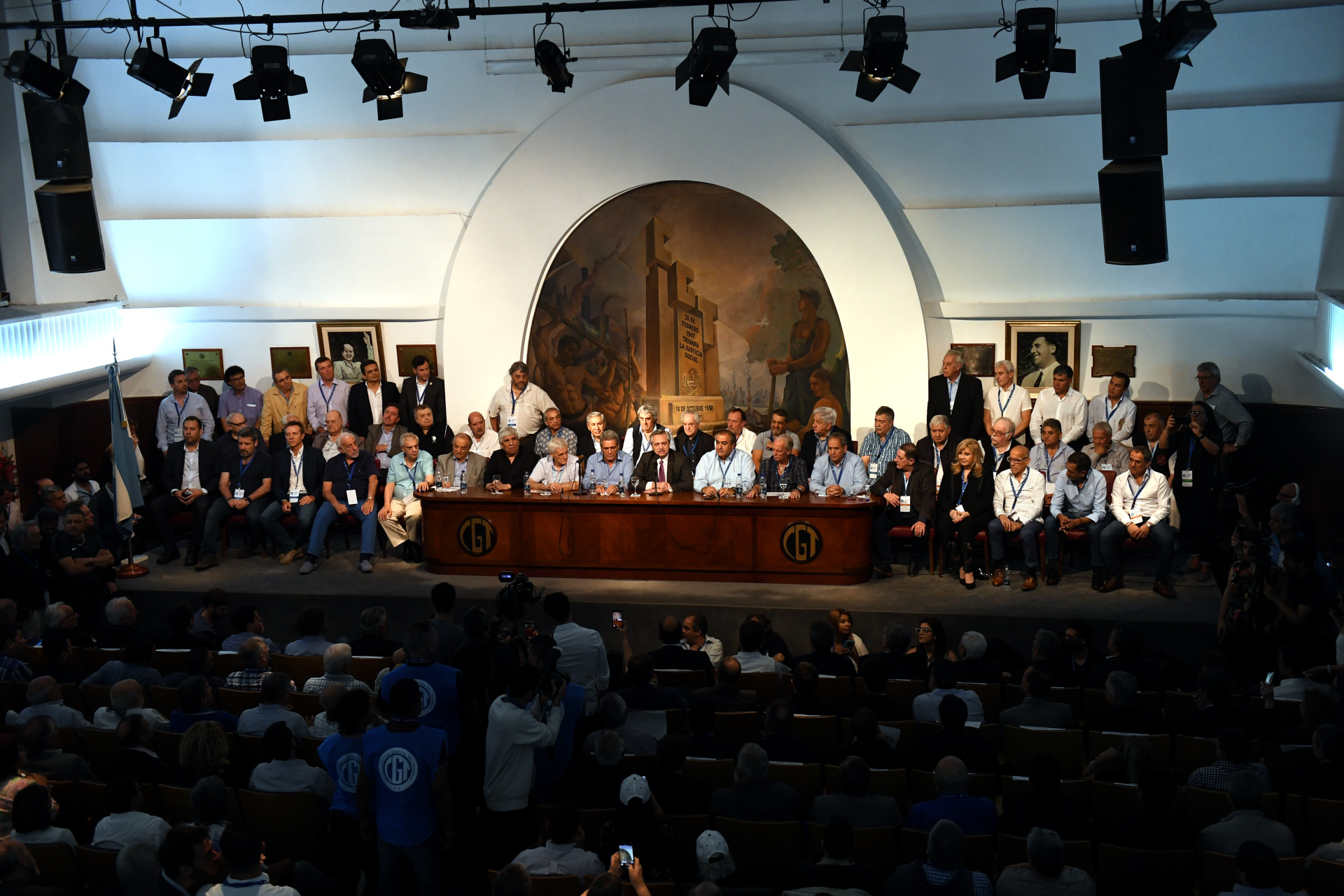 En la CGT el presidente electo propuso crear un "polo tecnológico" en el histórico edificio de la calle Azopardo.