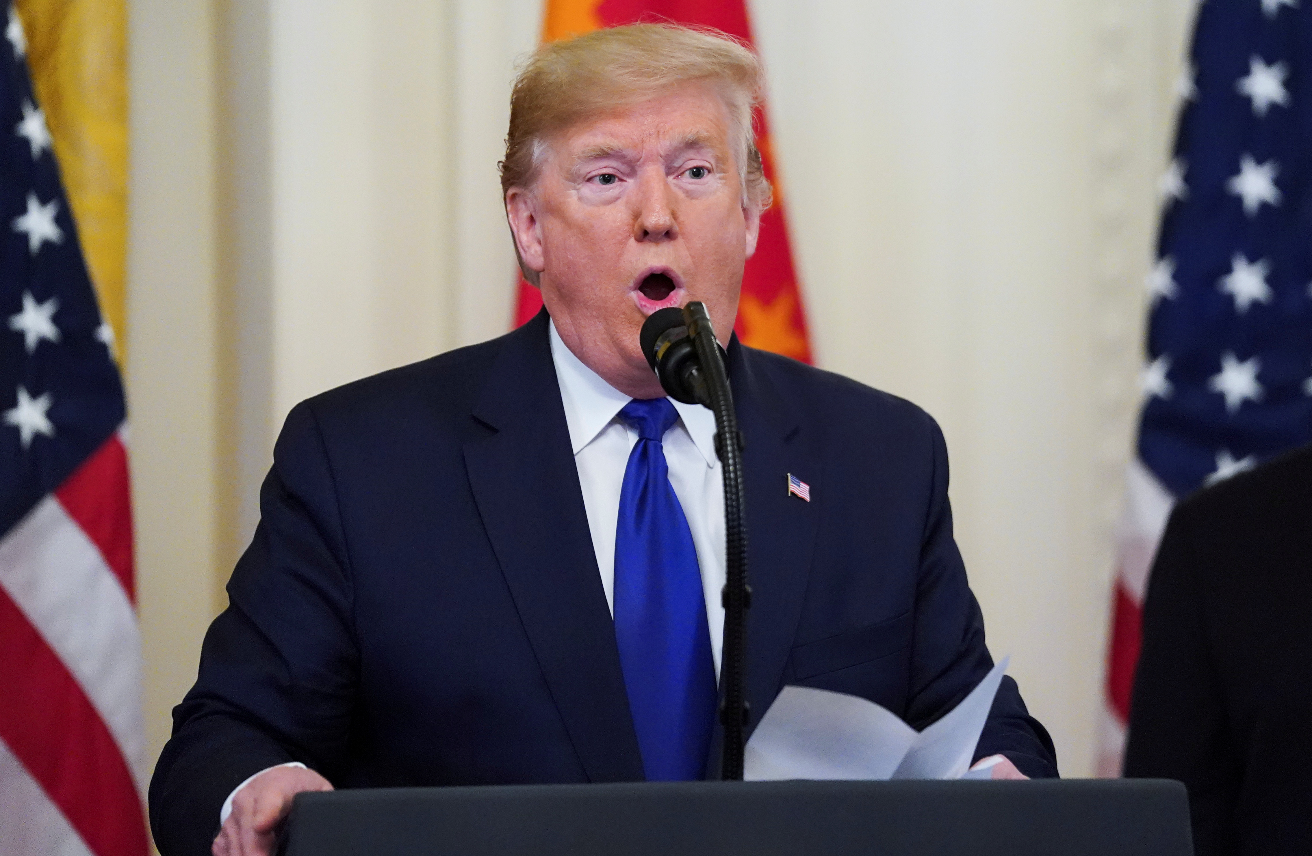 El presidente de Estados Unidos Donald Trump habla durante la ceremonia de firma de la "primera fase" del acuerdo comercial entre Estados Unidos y China en el Salón Este de la Casa Blanca en Washington, Estados Unidos, el 15 de enero de 2020. (REUTERS/Kevin Lamarque)