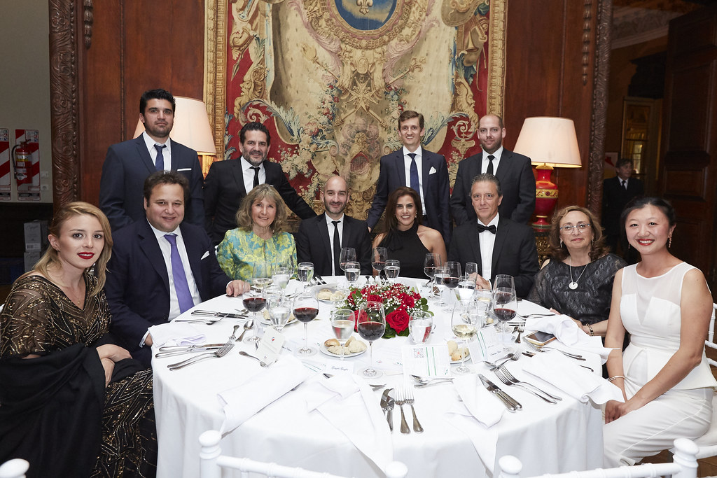 Sentados: Anastasia Zichy Thyssen; Lucas Gallotti; la fiscal Cecilia Pombo; Ariel Prerovsky (Palladio Hotel Buenos Aires MGallery by Sofitel); Analía D’Oria y Juan Larrouy, (estudio Rattagan Macchiavello Arocena);, la consultora ambiental Cristina Dambrosio; Karina Gao, digital marketing specialist. De pie: Gonzalo Graglia, Hernán Tanferna y Geff Lang (Zielteck Ingeniería), y Dominique Croce (BenkoPay)