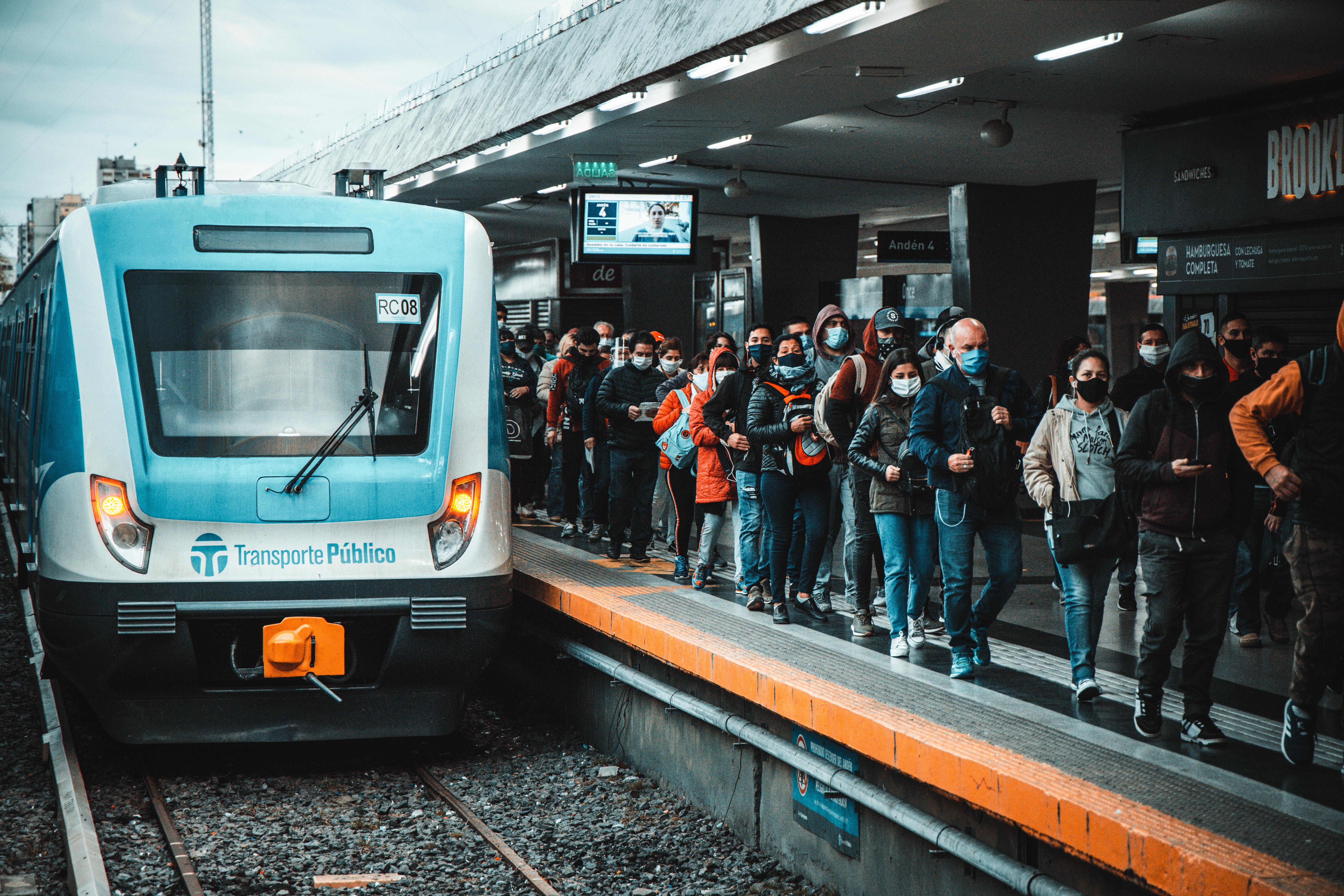 La estación de trenes de Once también lució con mucho más pasajeros. Incluso hubo momentos en el que no se respetó el distanciamiento social