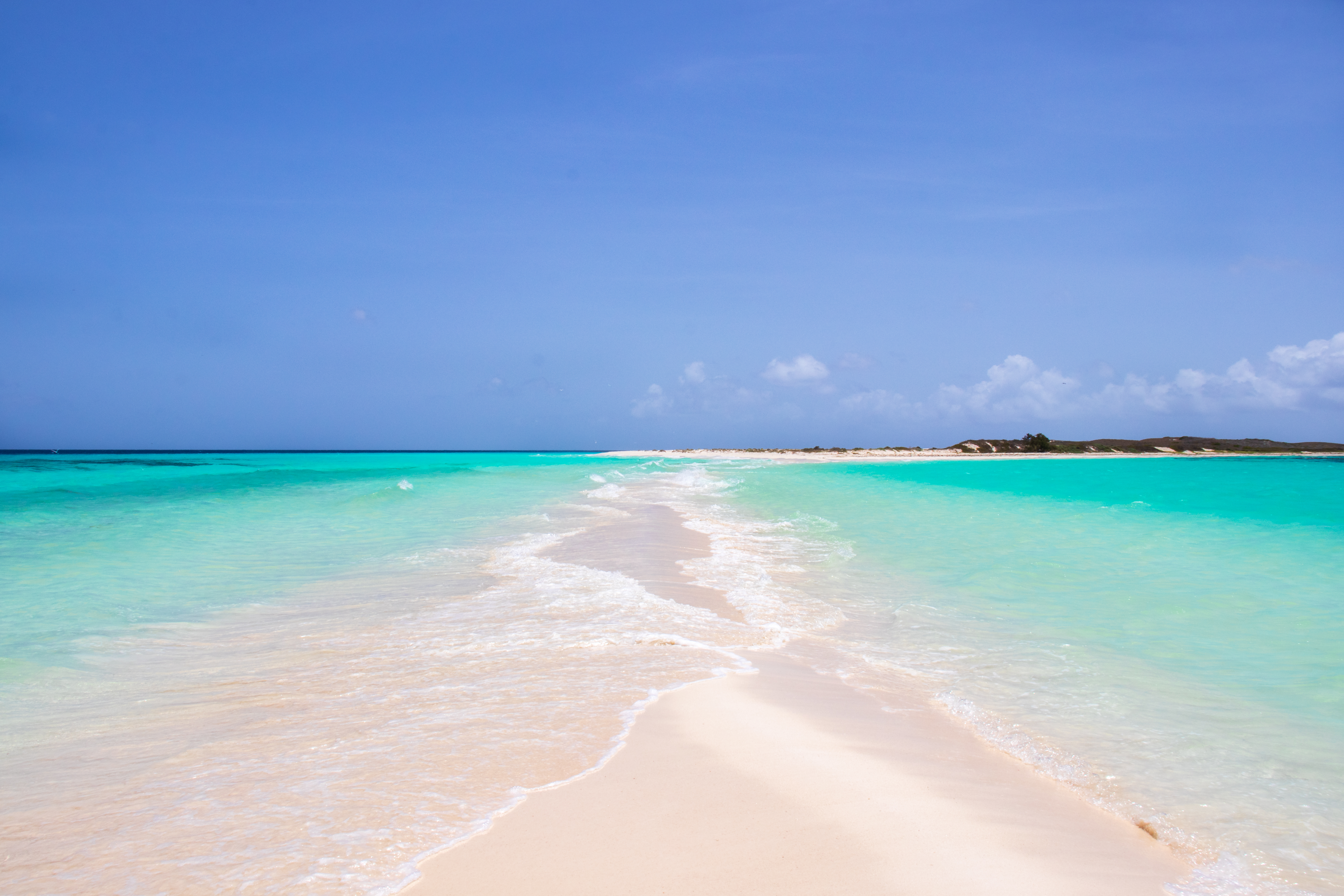 En Venezuela la tranquilidad se encuentra en el archipiélago de Los Roques: remoto, tranquilo y sereno con mares azules hasta donde alcanza la vista. Los Roques contiene 350 islas e islotes que cubren más de 40 kilómetros cuadrados de arenas doradas bañadas por el sol y aguas azules y frías. El viento y el clima de la zona lo convierten en el oasis tropical oportuno para el windsurf y los deportes acuáticos