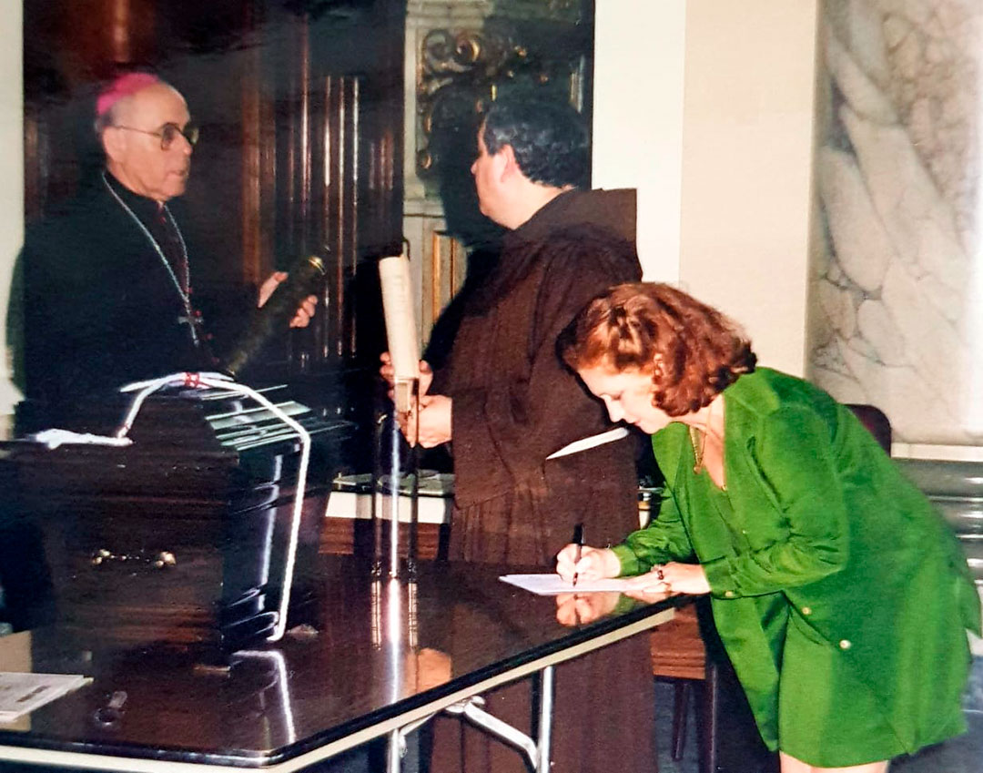 La que firma el acta, junto a la urna de Mamá Antula, es Teresa González Fernández, ex esposa del canciller Felipe Solá y pariente lejana de la Beata.