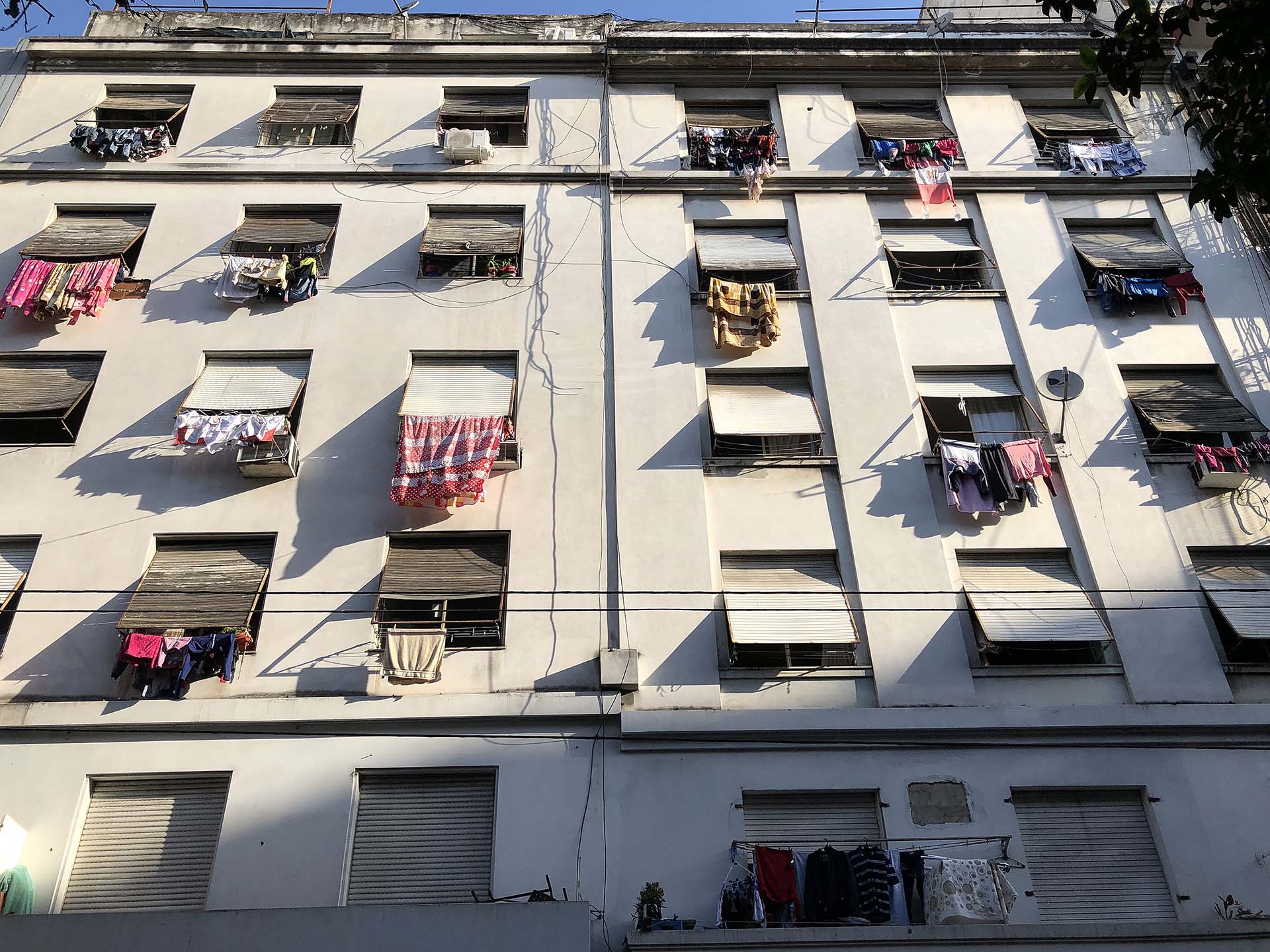 Un paisaje del barrio de Once. El fotógrafo Maximiliano Vernazza retrató la naturaleza de las calles porteñas, sus sucesos cotidianos, sus momentos, sus contextos. Un trabajo aleatorio, esporádico que convirtió en una colección. En esta caso, un edificio sobre la calle Bartolomé Mitre frente a la iglesia de San Expedito: