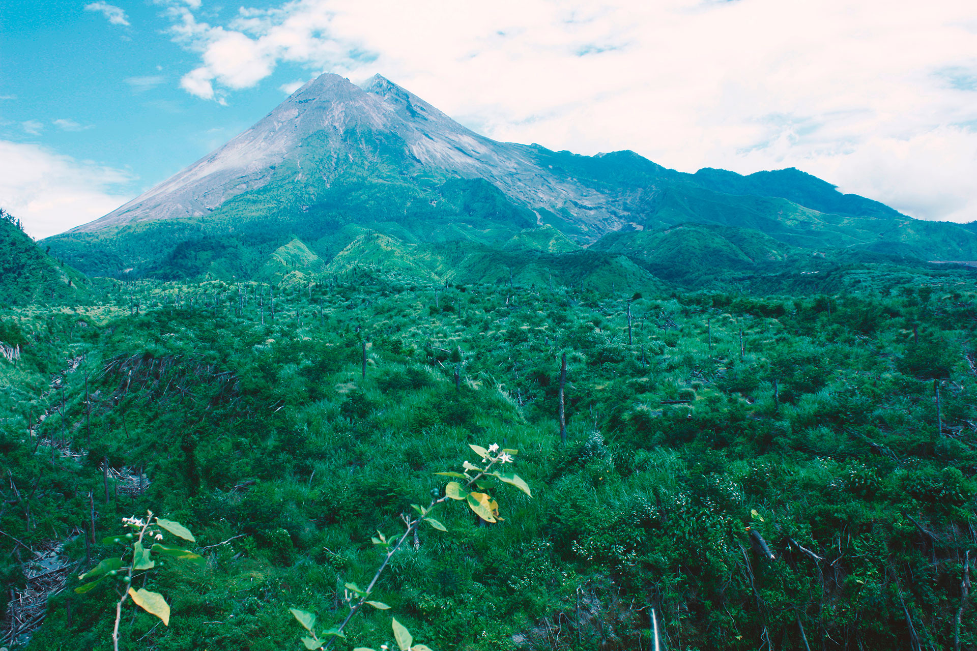 Durante la erupción de 2010 desencadenó un terremoto de 7,7 y un gran tsunami que causó 272 muertos
