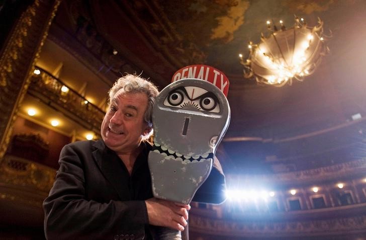FOTO DE ARCHIVO. El exintegrante de Monty Python, Terry Jones, posa con "el parquímetro del infierno" antes de una entrevista con Reuters en el Teatro Municipal São Luiz, en Lisboa, Portugal. 10 de enero de 2008. REUTERS/Nacho Doce.