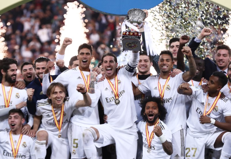 Sergio Ramos levanta el trofeo, mientras el resto de los jugadores del Real Madrid celebran la Supercopa. 12 de enero de 2020. REUTERS/Sergio Pérez