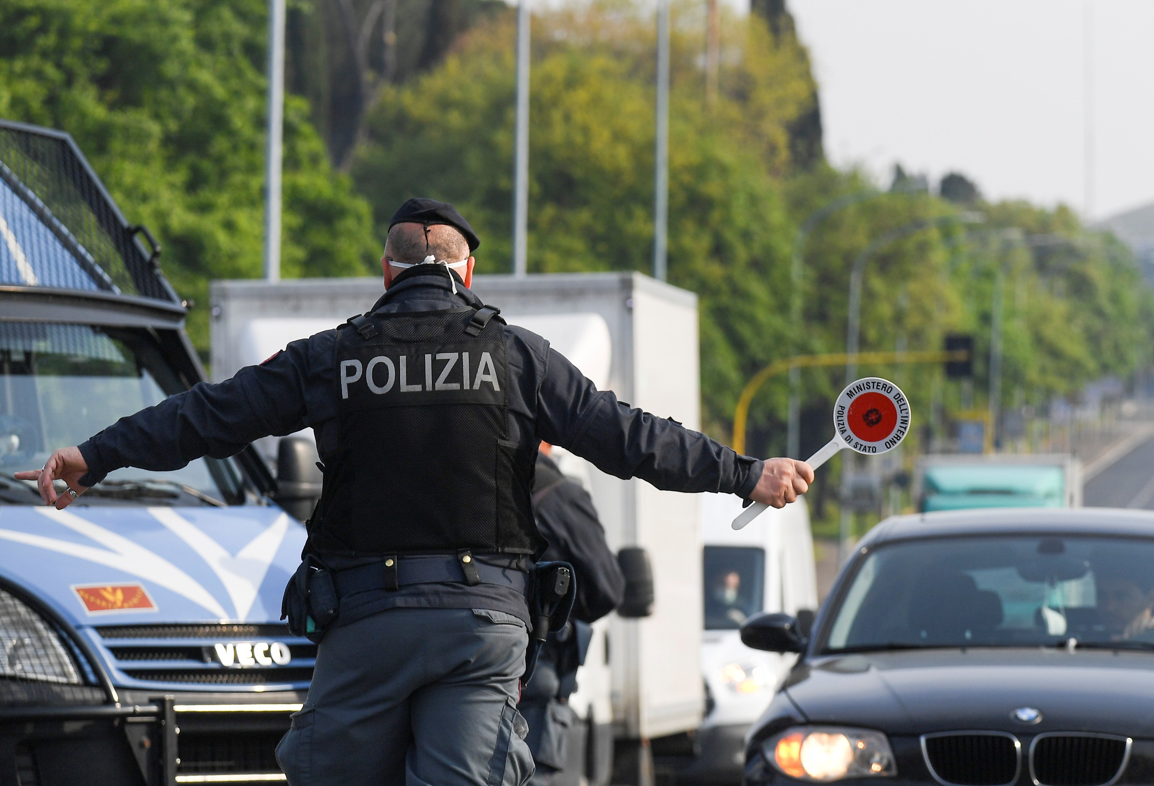 Un policía durante un control en Roma (REUTERS/Alberto Lingria)
