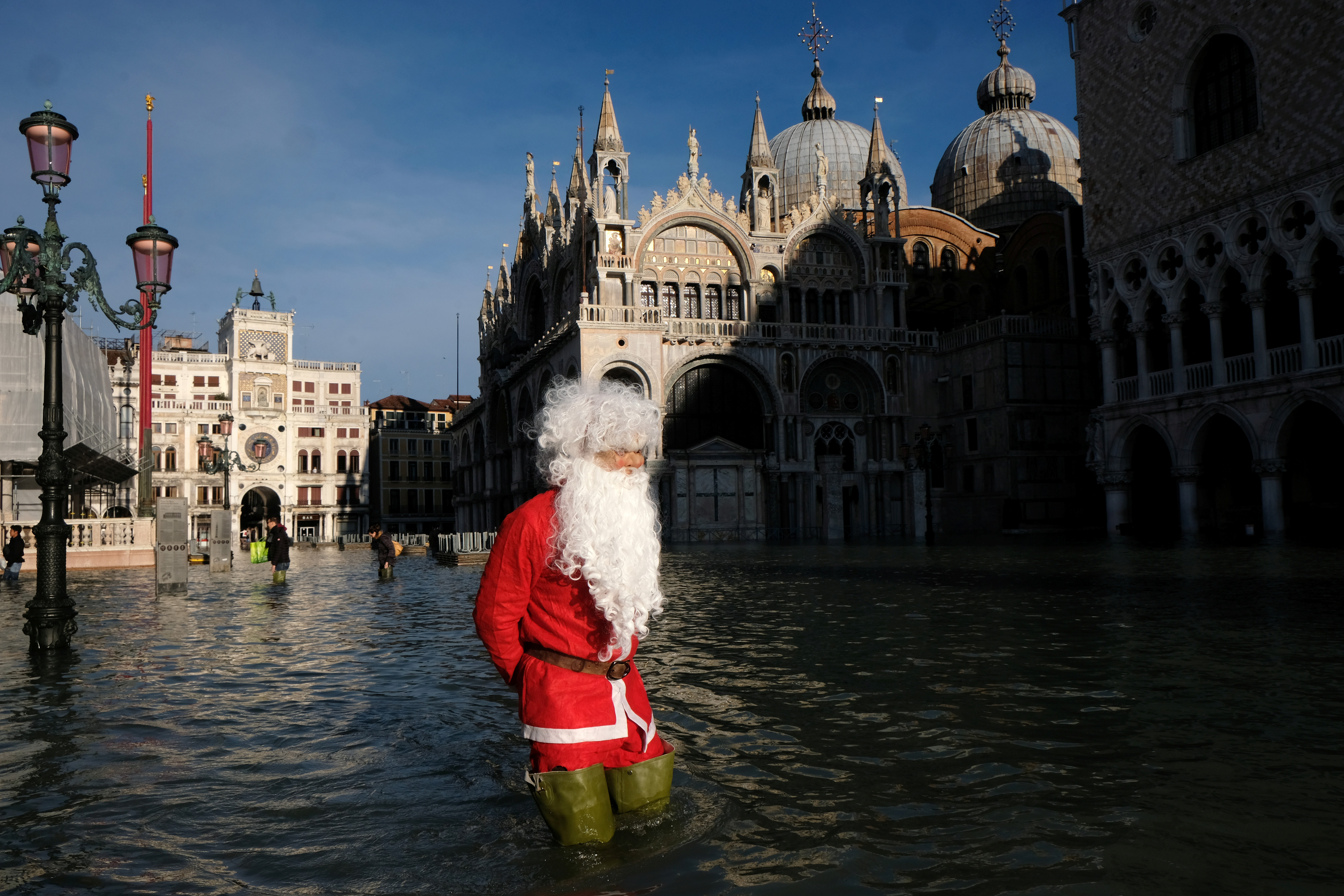 La foto del hombre disfrazado recorrió el mundo (REUTERS/Manuel Silvestri)