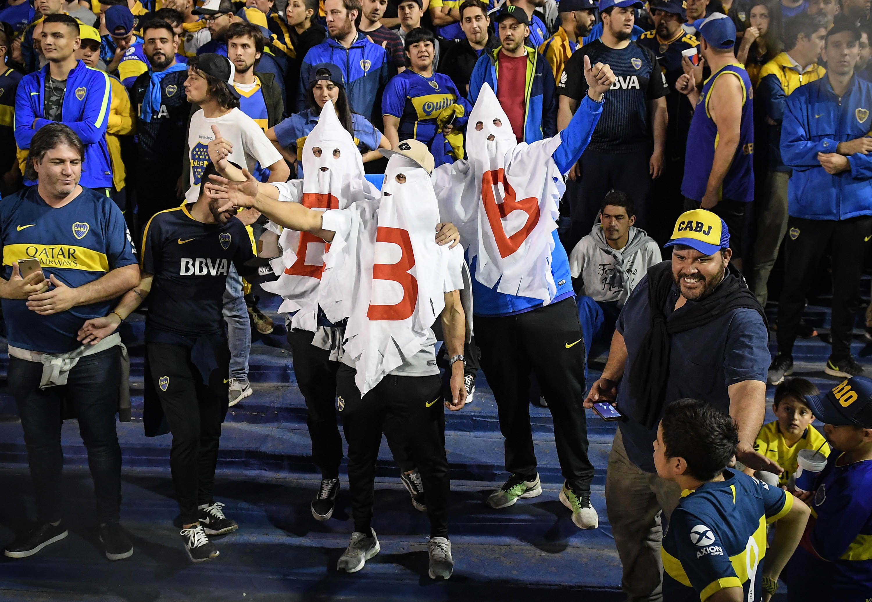 Dentro de las tribunas no faltaron las chicanas al rival por el descenso sufrido en 2011
