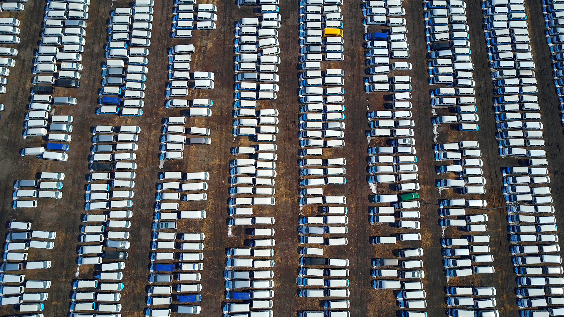 Vista aérea de los automóviles nuevos en un aparcamiento de la ciudad de Shenyang, en la provincia de Liaoning, al noreste de China (Photo by Shutterstock)