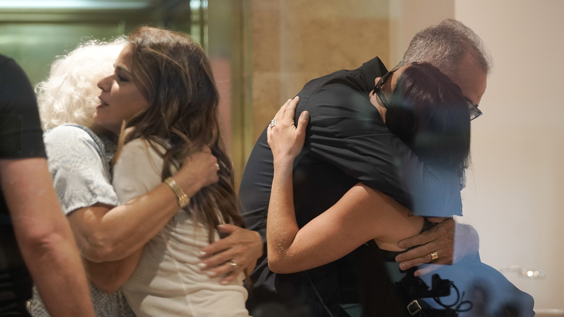 Marina Calabró abrazada a Luisa Albinoni, mientras Jorge Rial consuela a Julieta Bal