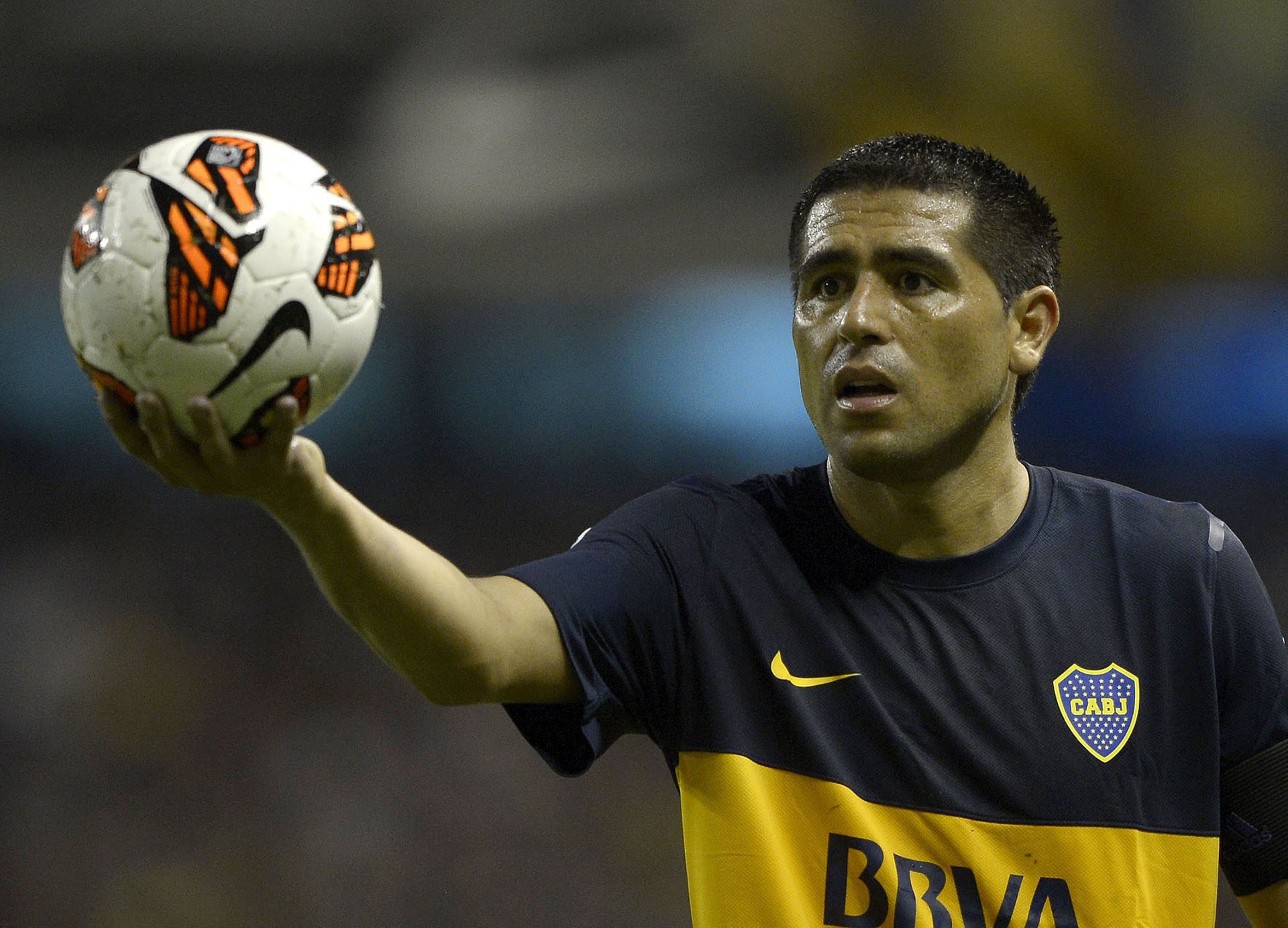 Los viejos recuerdos del Román futbolista ahora convivirán con los hechos del Riquelme político (Foto: AFP)