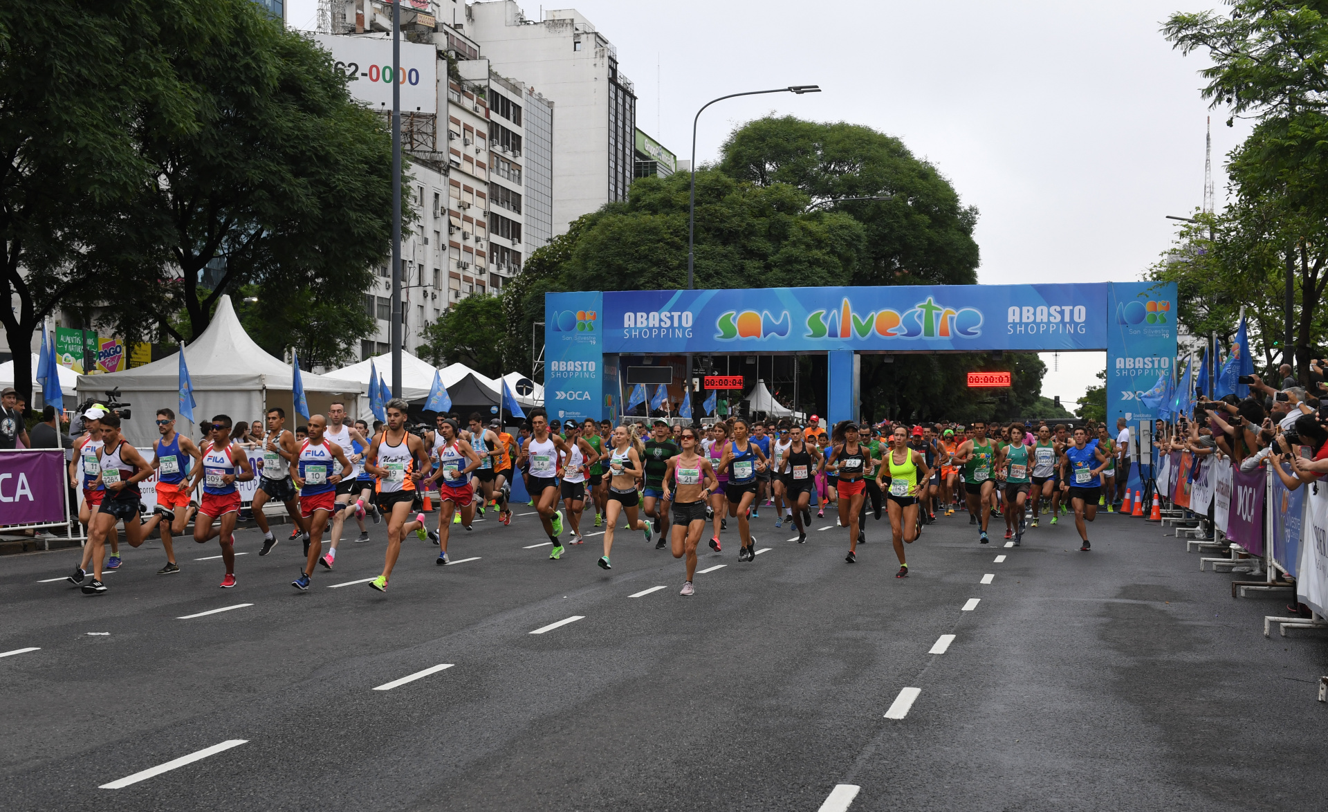 El momento de la largada de la maratón en 9 de Julio y Bartolomé Mitre (Maximiliano Luna)