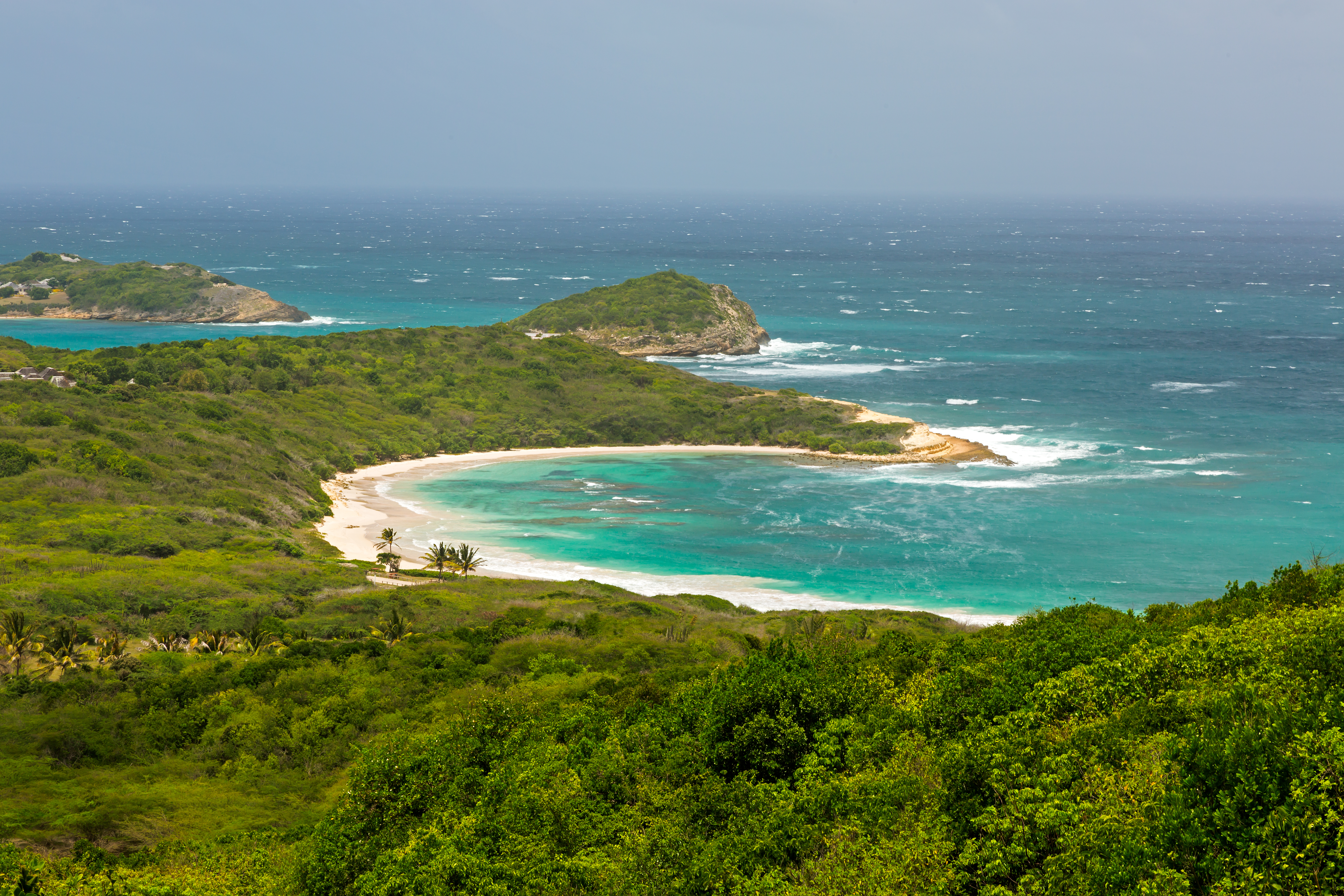 Esta impresionante playa de Antigua es realmente una joya escondida con el lujo que solo una isla de aguas color esmeralda y luz dorada puede obtener. Casi una extensión de 1.6 kilómetros de arenas rosadas suaves se encuentran con aguas gemadas que se adaptan tanto a los aventureros del windsurf como a los exploradores de snorkel