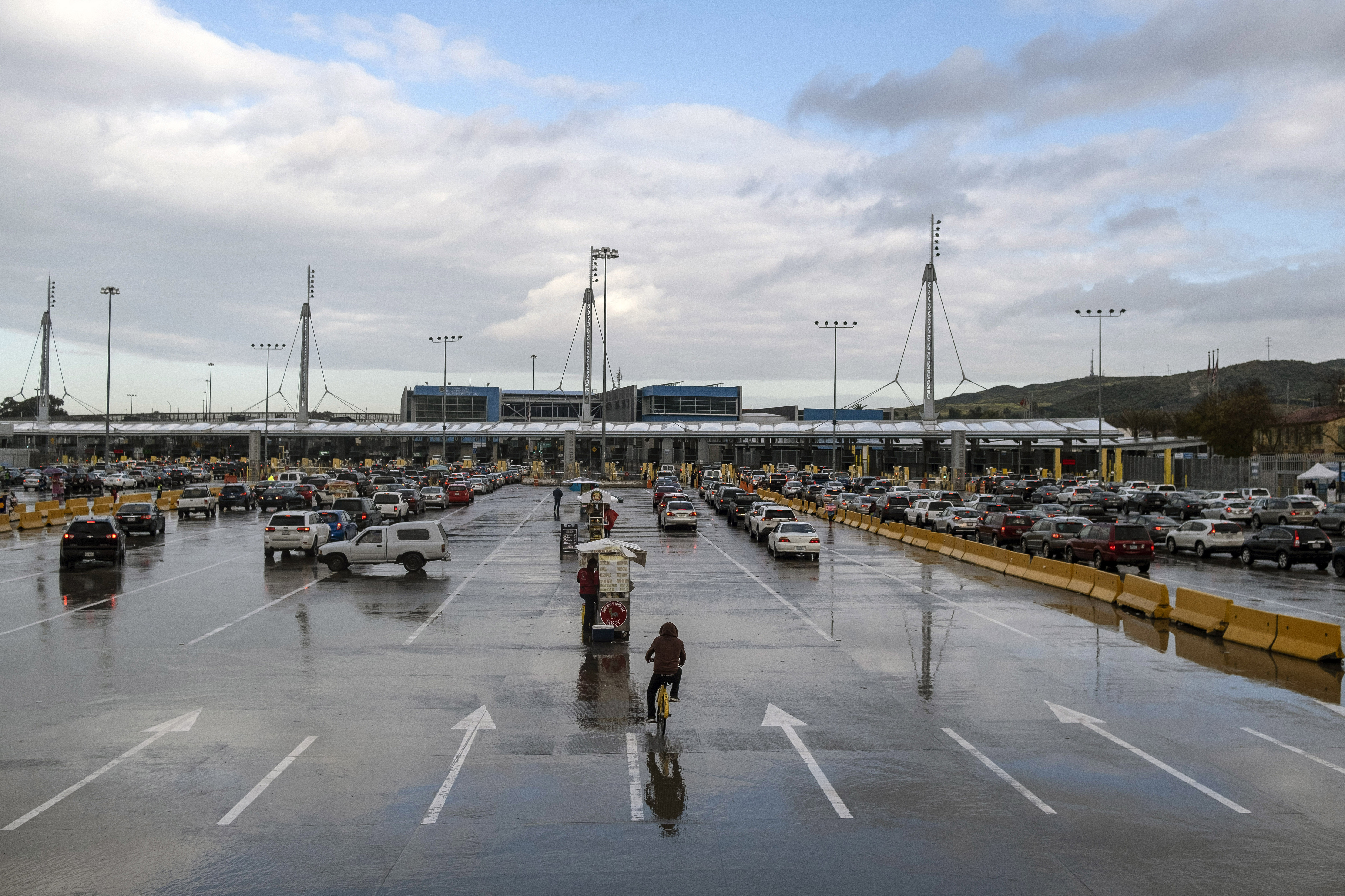 Una imagen del 19 de marzo sobre la fromtera de Tijuana (México) y Estados Unidos (Photo by Guillermo Arias / AFP)