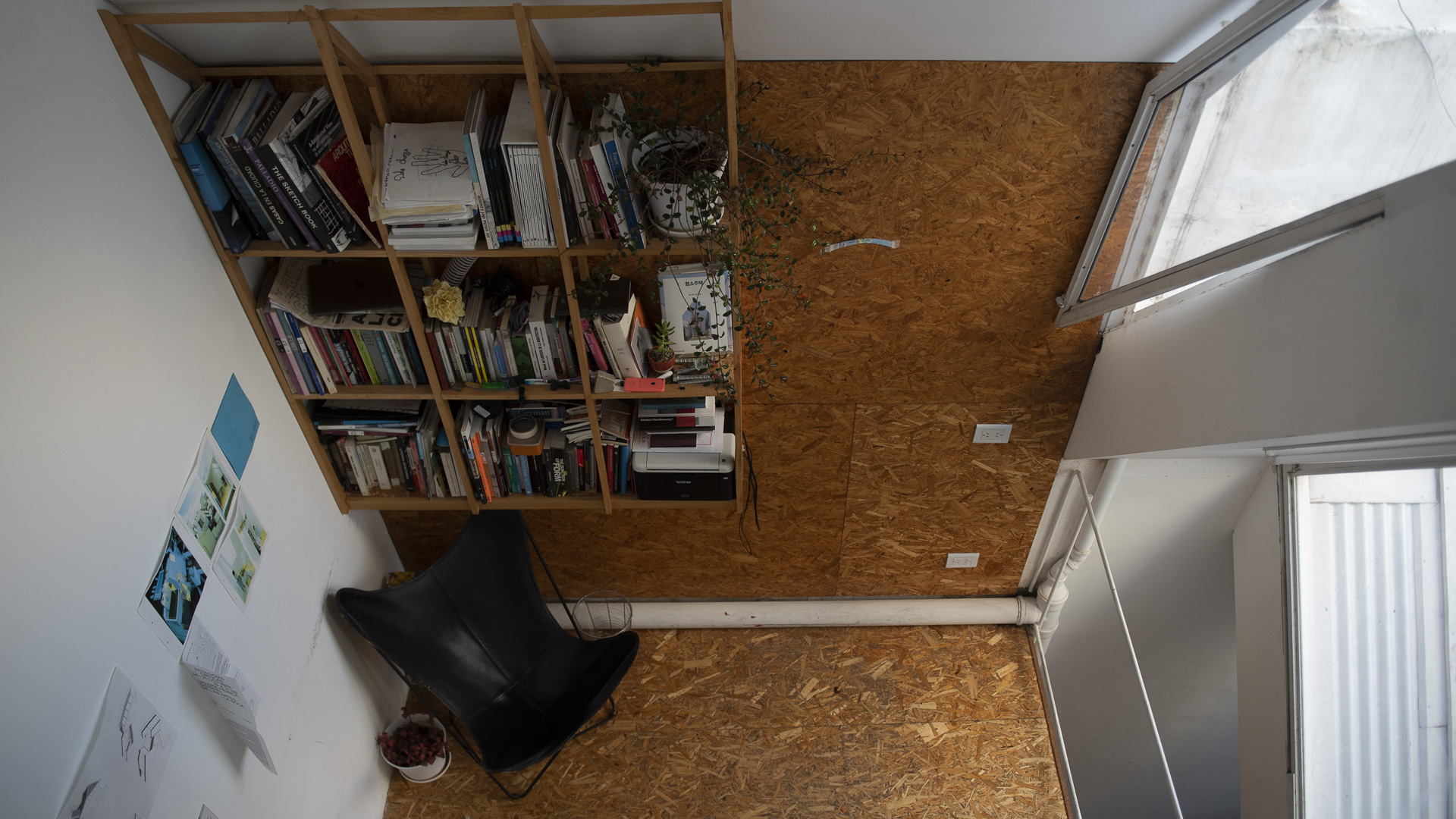 En un mismo lote conviven una serie de propiedades privadas de vivienda una al lado de la otra, dispuestas en planta baja y comunicadas por un pasillo