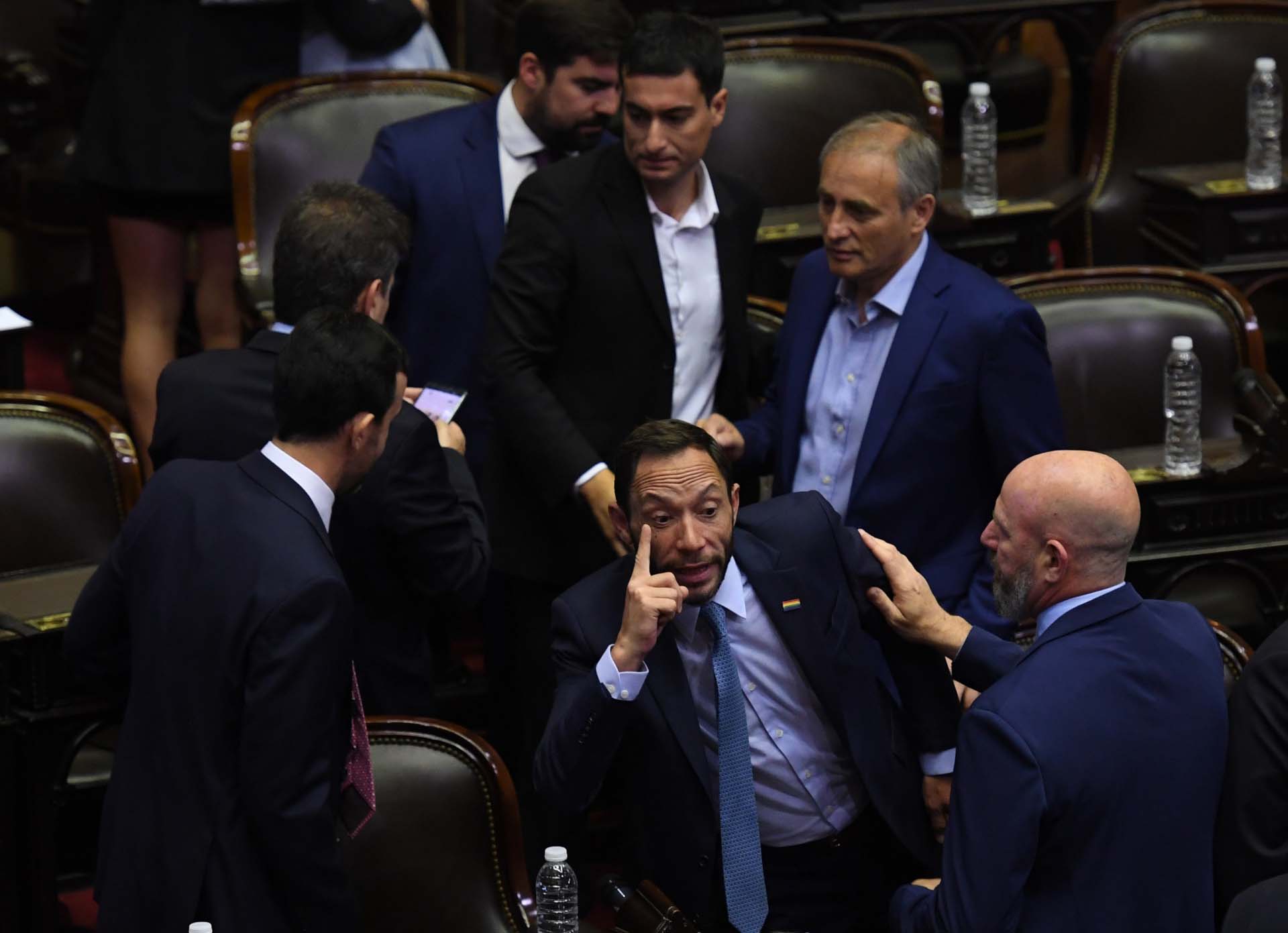 Maximiliano Ferraro dialoga con otros diputados