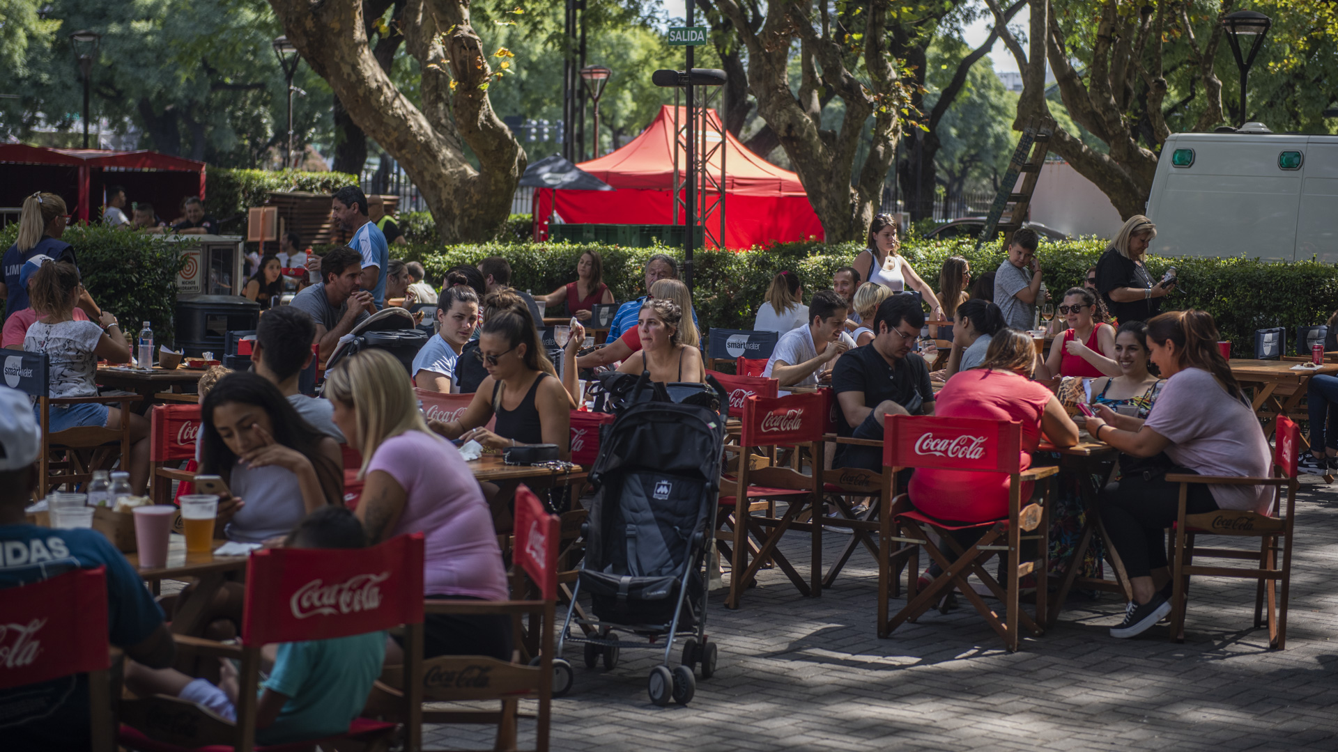 El sector especial donde hay mesas y sillas para sentarse y poder comer luego de haber comprado la comida y la bebida del festival gastronómico. Familias con hijos y parejas disfrutaron del mediodía en el Hipódromo de Palermo