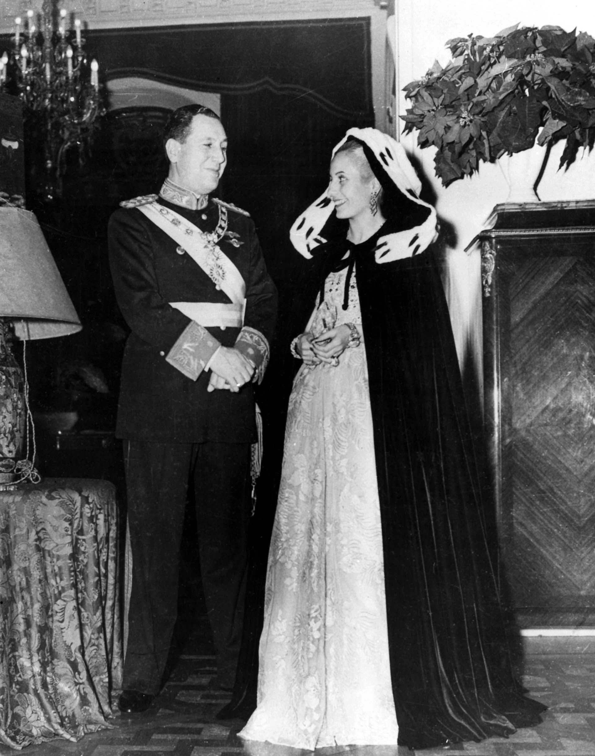 “A la doble personalidad de Perón debía corresponder una doble personalidad en mí: una la de Eva Perón, mujer del Presidente, cuyo trabajo es sencillo y agradable, trabajo de los días de fiesta, de recibir honores, de funciones de gala; y otra, la de Evita, mujer del líder de un pueblo que ha depositado en él toda su fe, toda su esperanza y todo su amor”, escribió en “La razón de mi vida” (Granger/Shutterstock) 