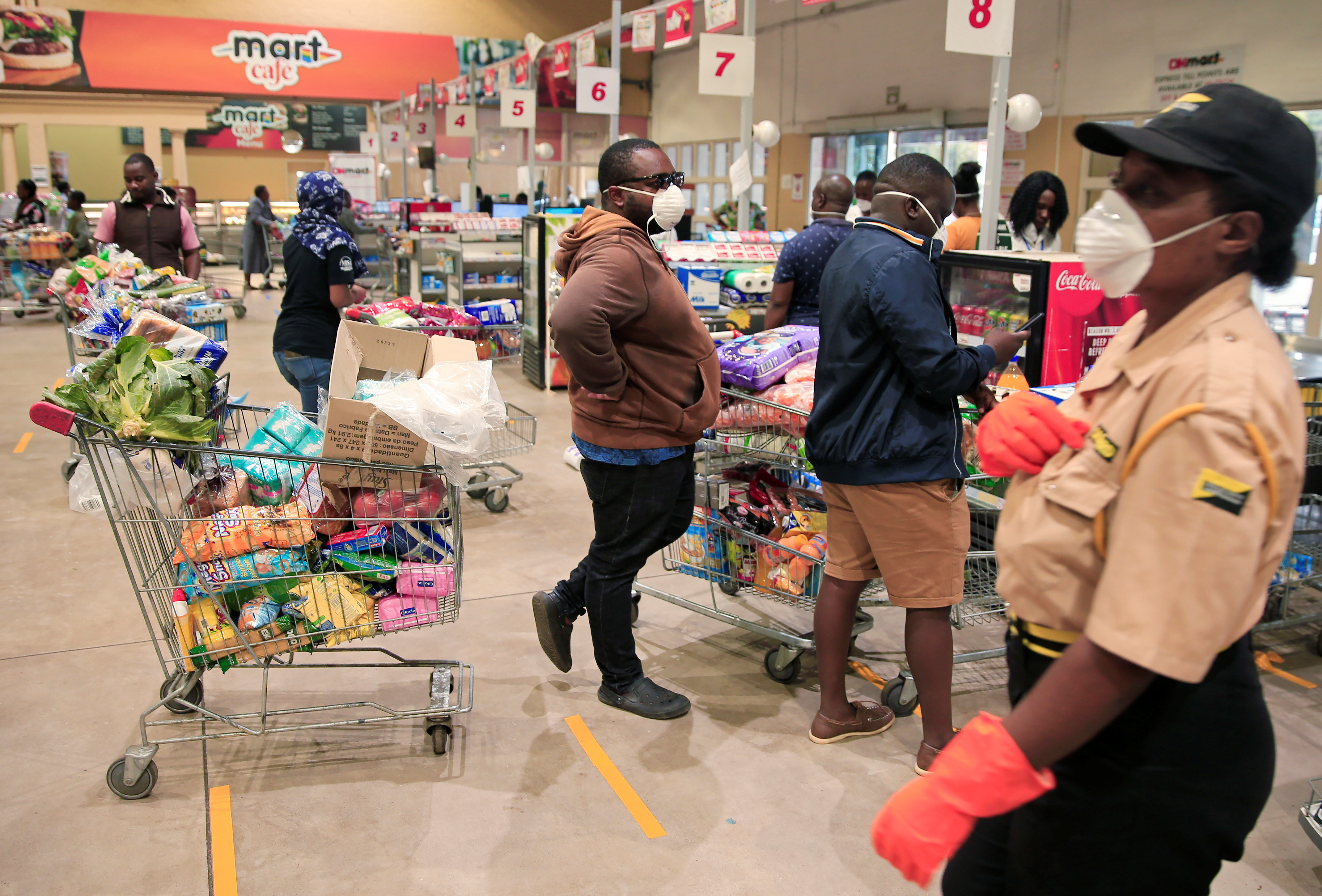 Gente hace cola para pagar los productos en un supermercado antes de un cierre nacional de 21 días llamado por el Gobierno para limitar la propagación de la enfermedad por coronavirus en Harare, la capital de Zimbabue (Reuters)