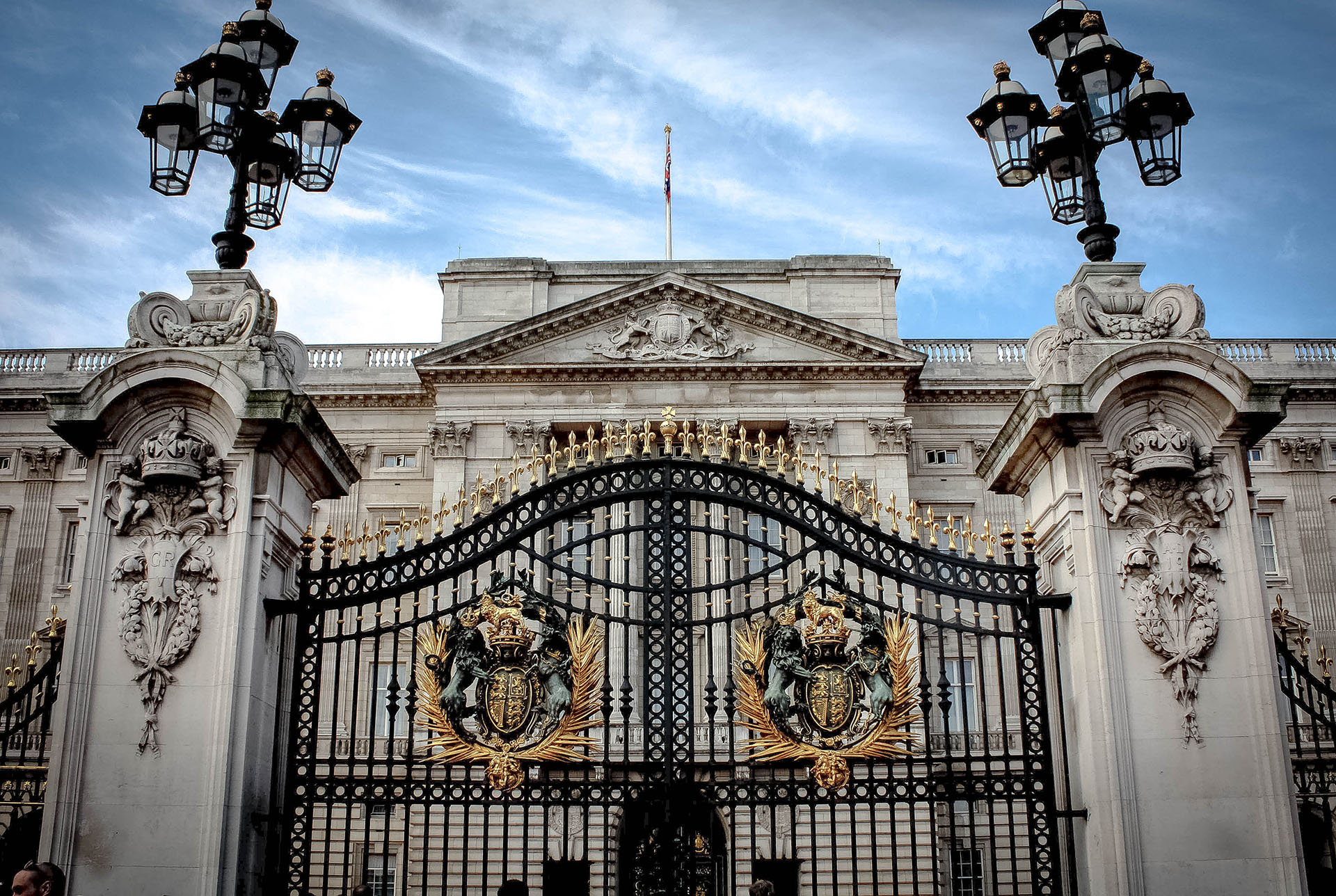 La seguridad en el palacio es muy alta. Como medida de seguridad no hay ningún plano moderno detallado de la distribución del palacio. La guardia real que se sitúa en la parte frontal del palacio actúa normalmente en ceremonias. No obstante, su función principal es la seguridad. En el palacio también hay una comisaría de policía y los miembros de la familia real poseen guardaespaldas propios