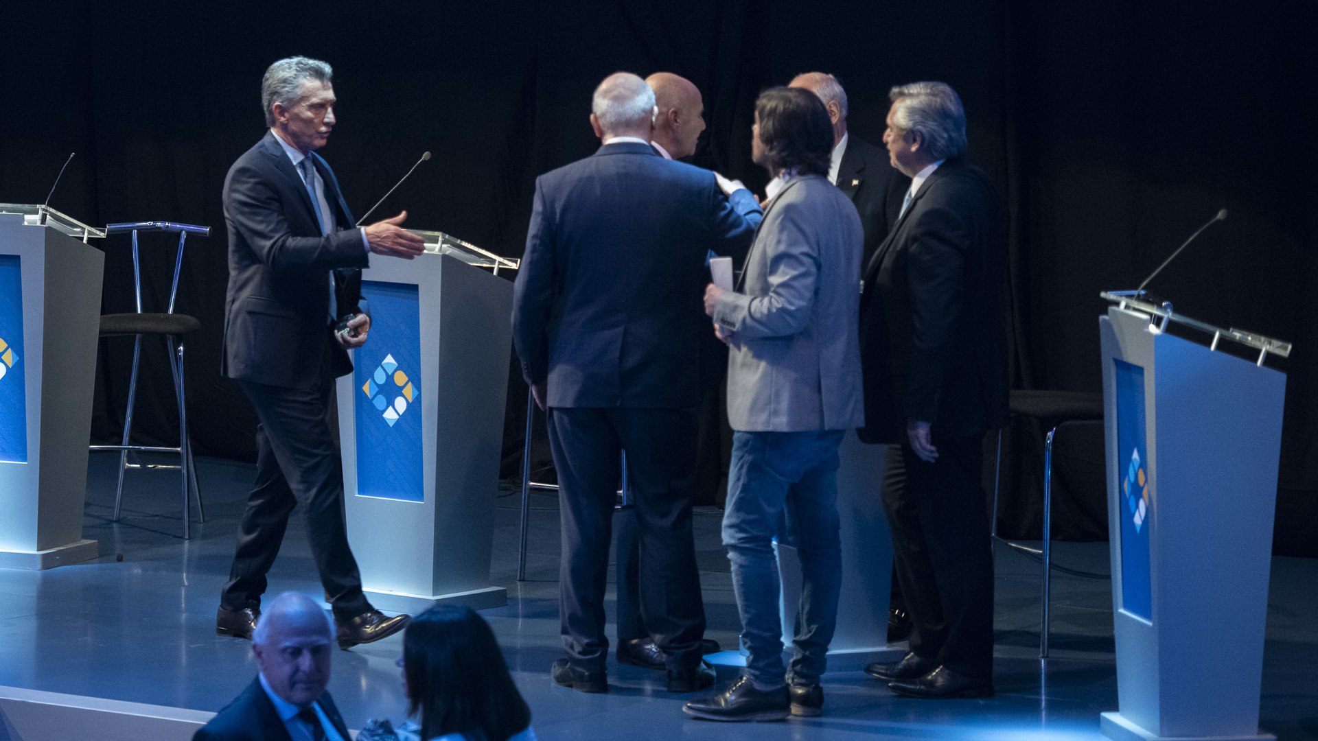 El Presidente se acerca a saludar en el cierre del debate