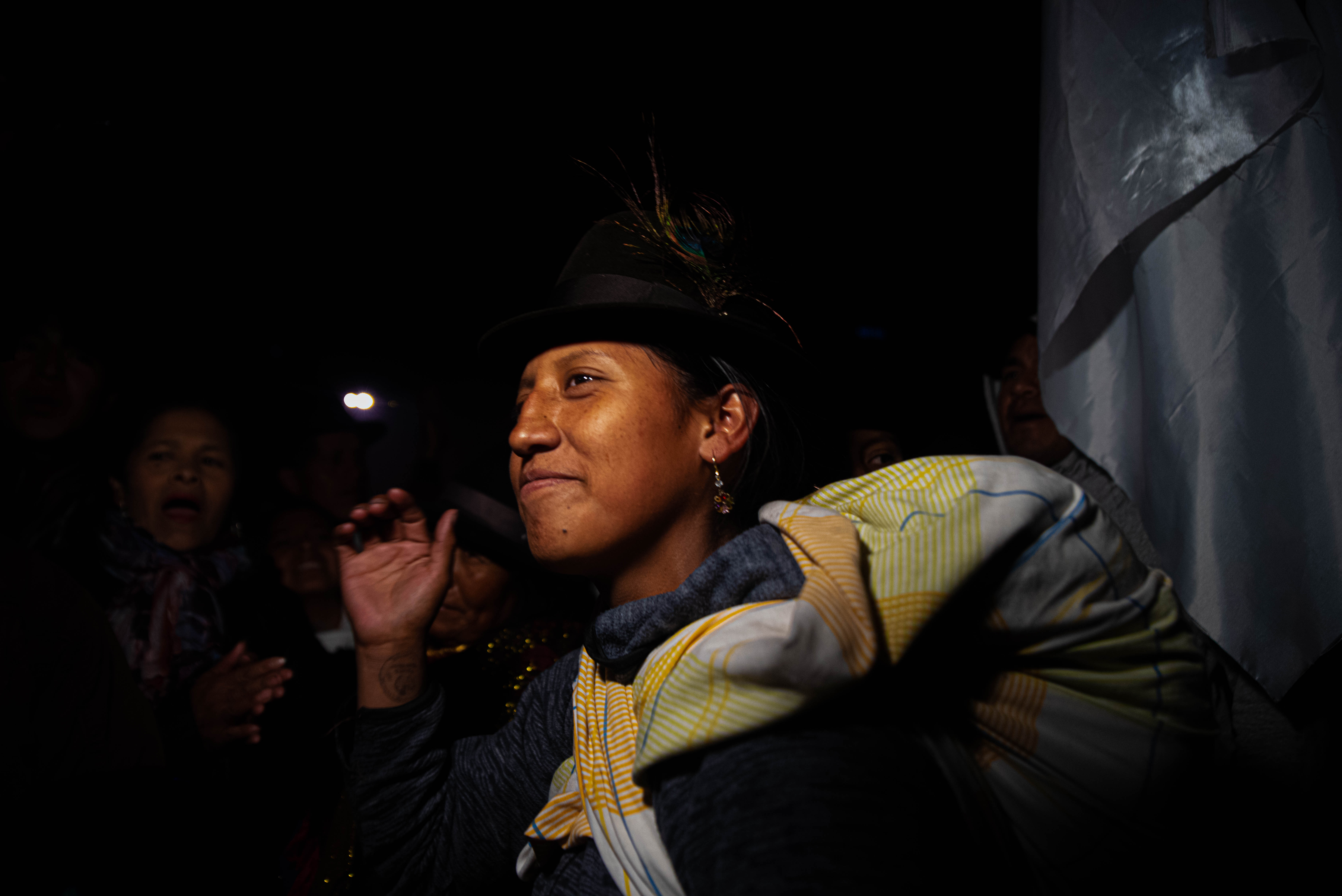 Una mujer con vestimenta tradicional celebra el fin de los doce días de protestas en Quito. Fotos: Franco Fafasuli