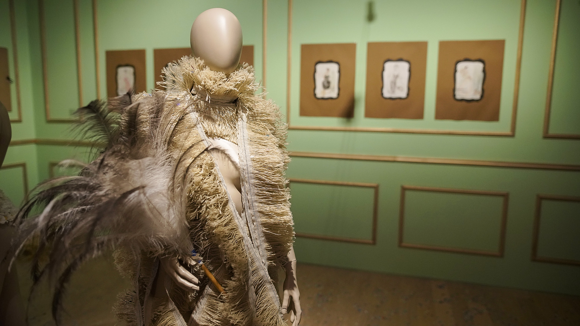 En esta línea, la exposición se constituye como una gran obra de De Loof en sí misma, y pone de manifiesto la creatividad y el refinamiento sin límites de un artista prolífico que marcó a toda una generación, y que reunió y exaltó concepciones estéticas tan potentes como contradictorias