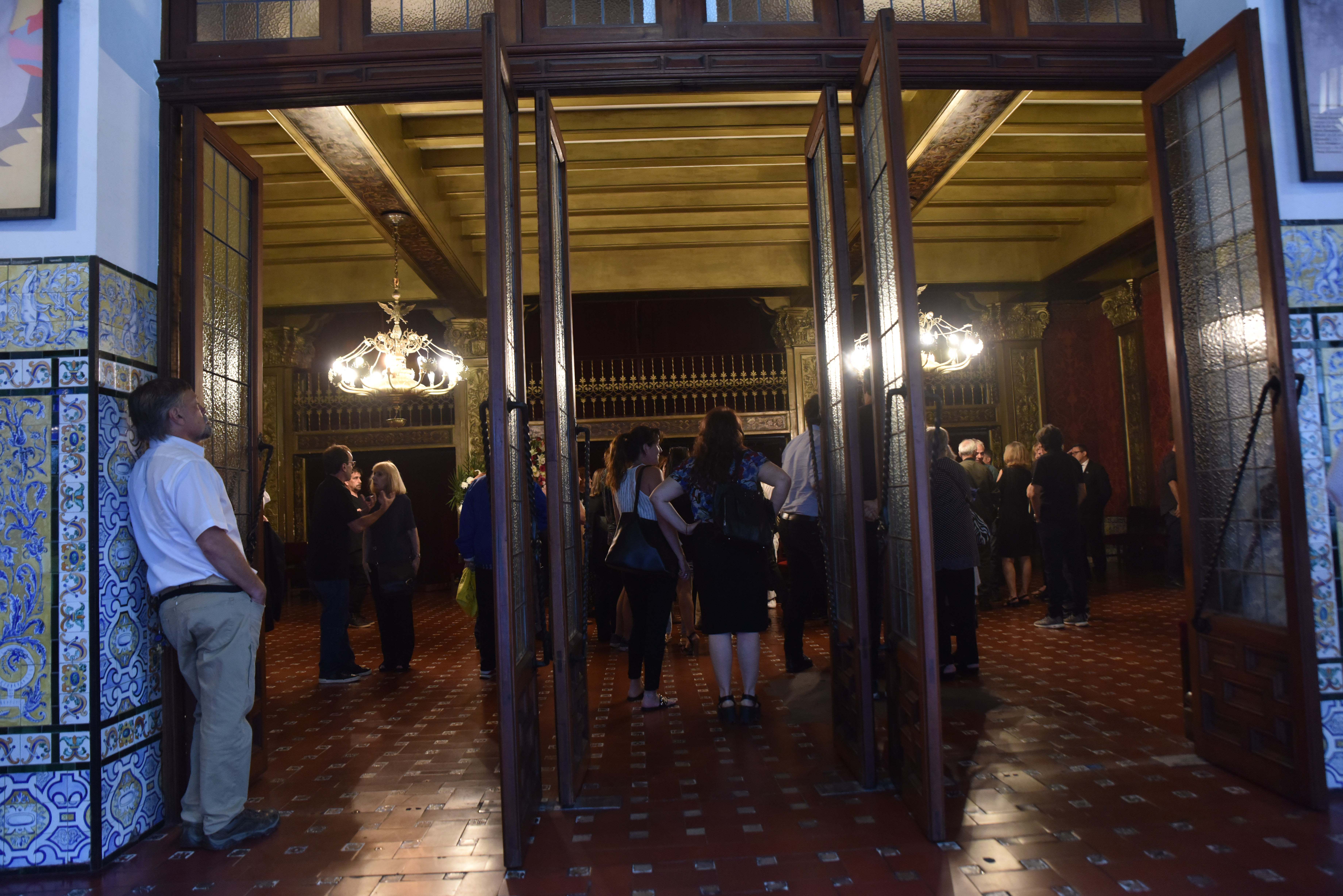Mucha gente asistió Teatro Cervantes para despedir al director