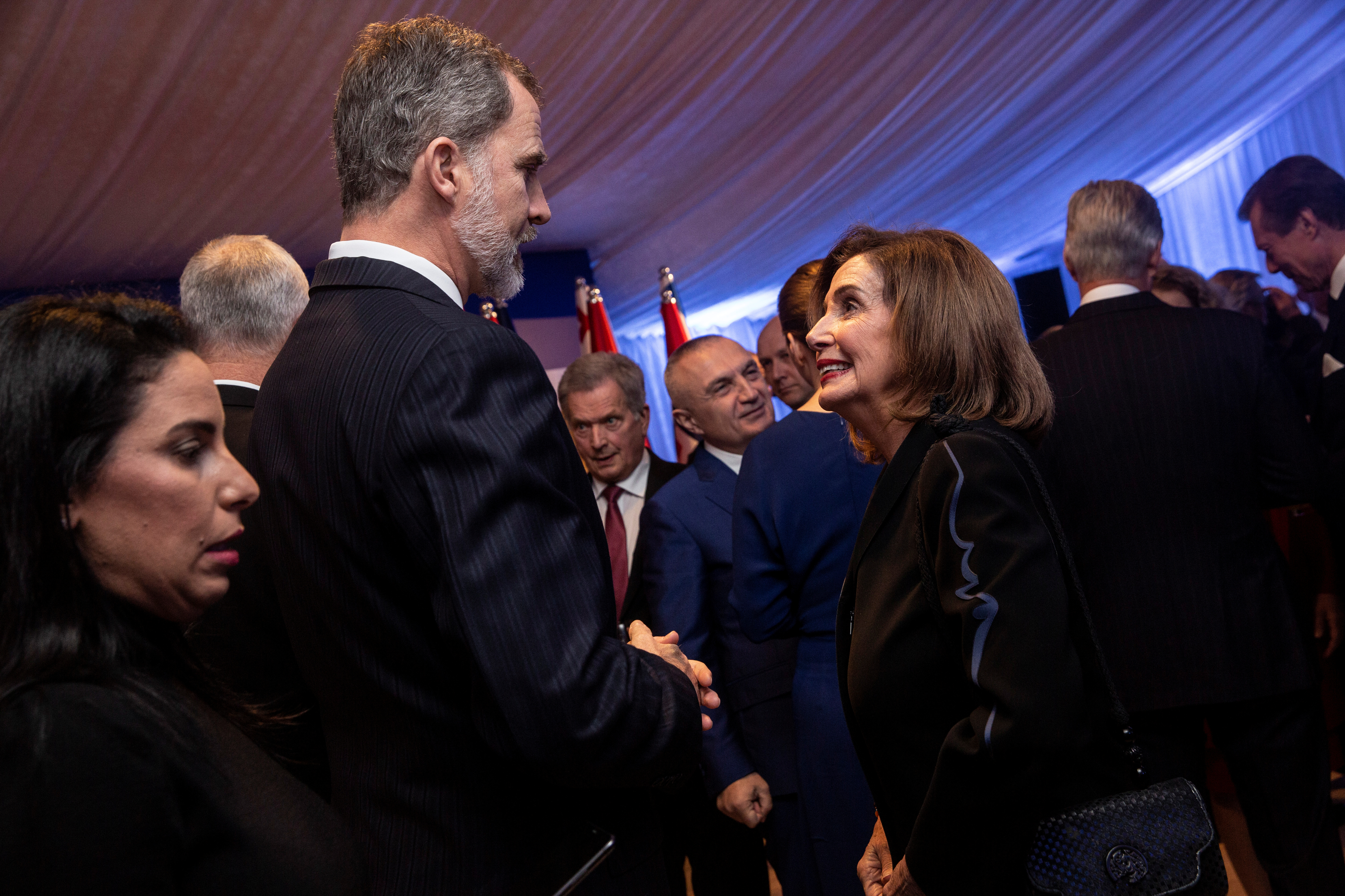 El rey de España Felipe VI habla con la líder de la Cámara de Representantes de EEUU, la demócrata Nancy Pelosi (Heidi Levine/Pool via REUTERS)