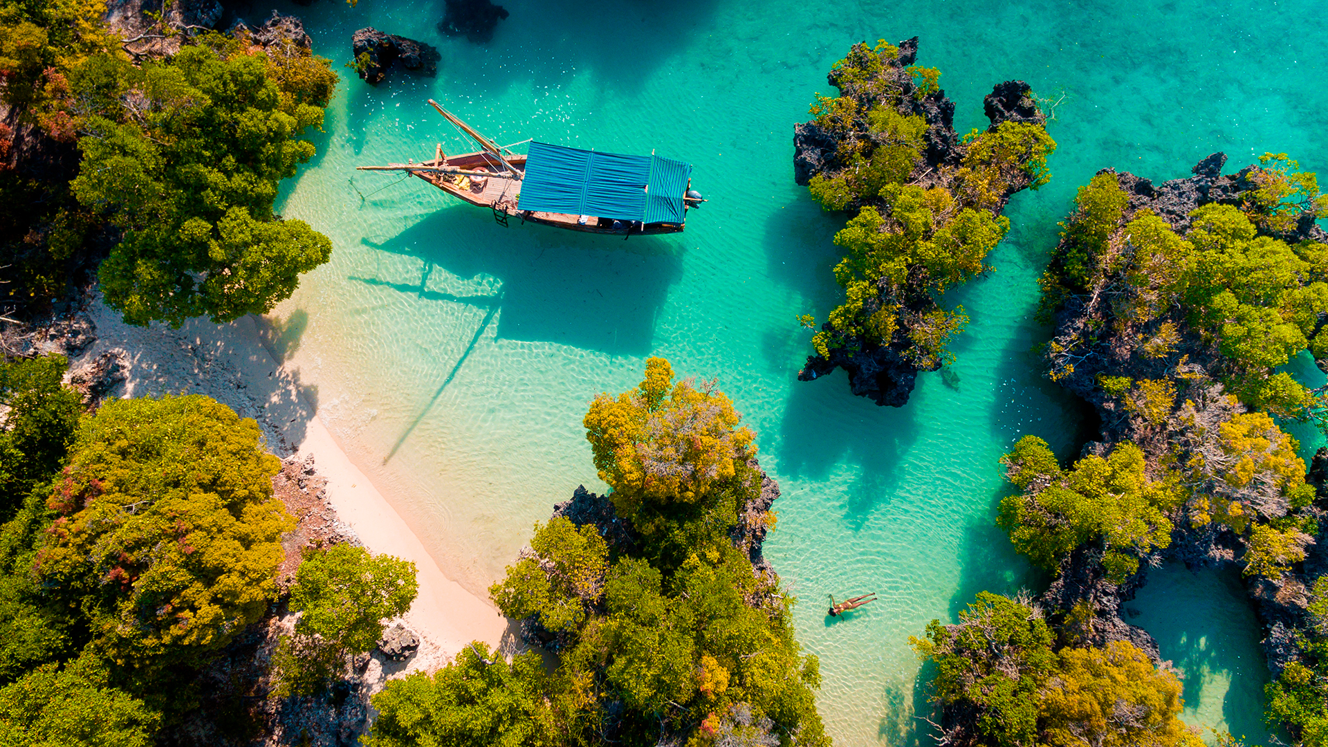 En comparación con el Caribe y las Islas del Pacífico, Zanzíbar ofrece alojamiento junto a la playa por una fracción del precio. Stone Town, Patrimonio de la Humanidad por la UNESCO que data del siglo XVII, también merece una visita
