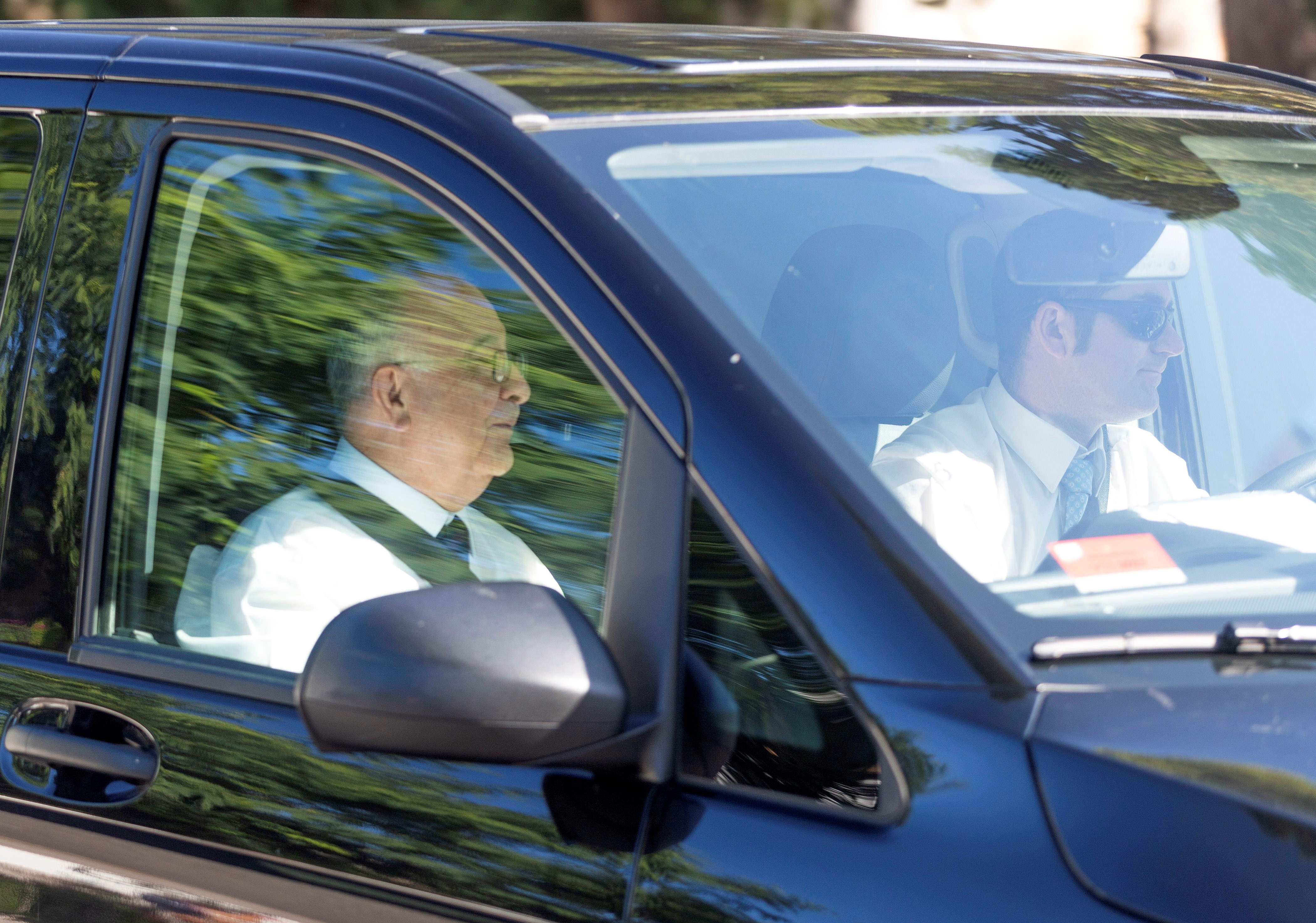 El sacerdote Tomeu Catalá, fundador de Proyecto Hombre, que oficiará la ceremonia de enlace de Rafa Nadal y Mery Perelló, a su llegada en coche a sa Fortalesa EFE/ Lliteres