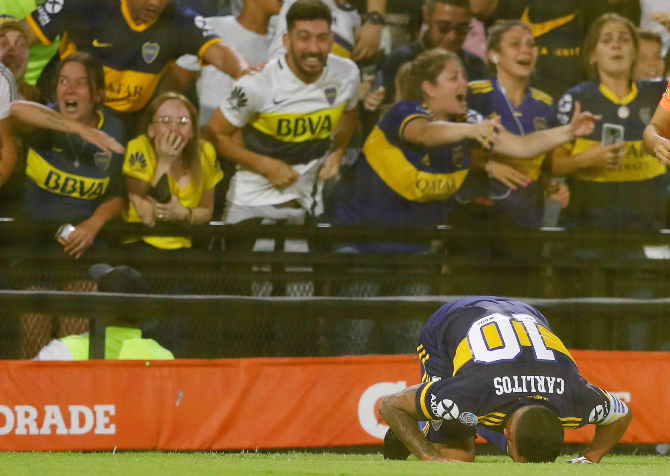 El beso de Tevez a la Bombonera (REUTERS/Agustin Marcarian)