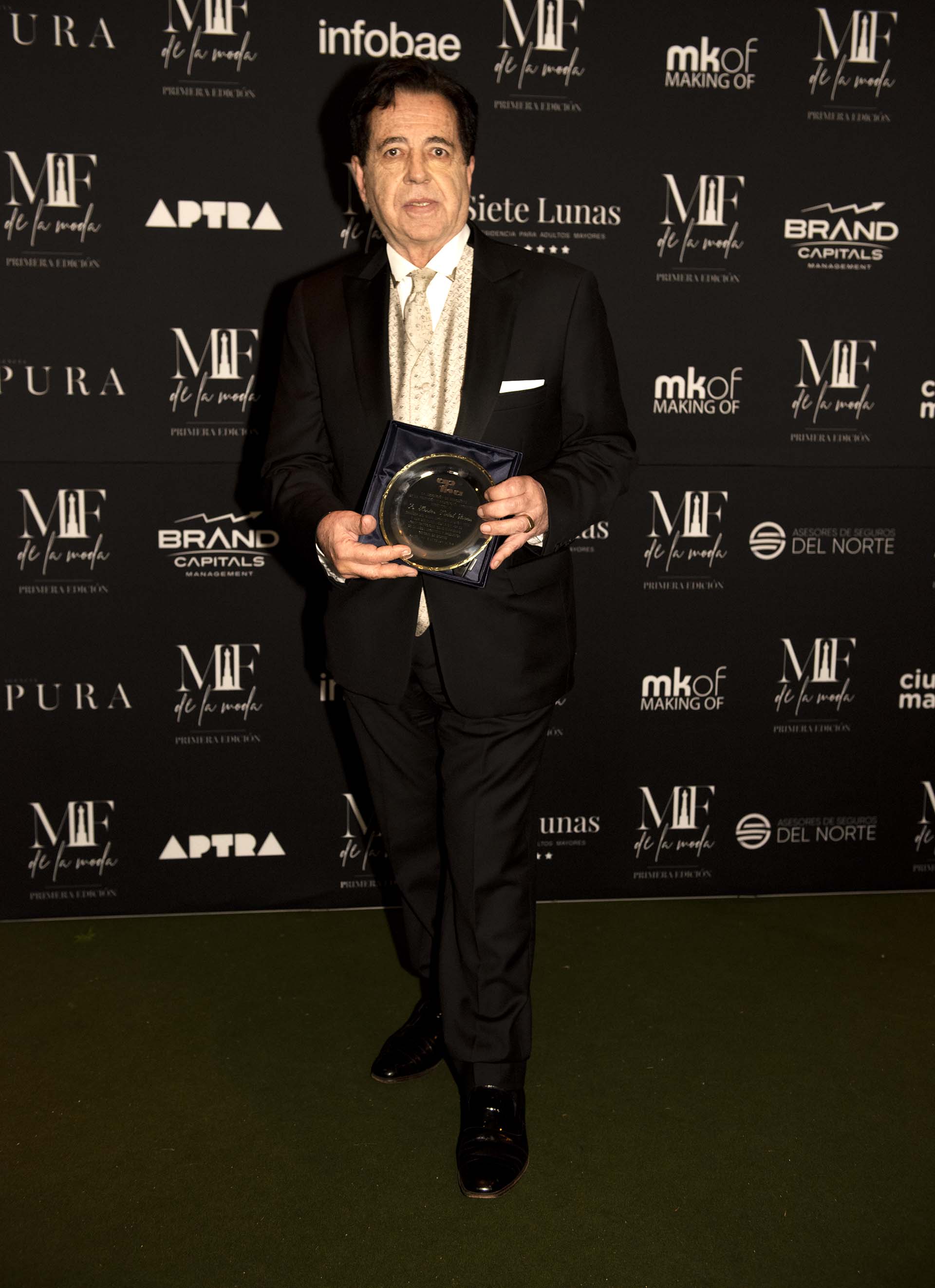 Héctor Vidal Rivas recibió una distinción de APTRA por su trayectoria en la moda