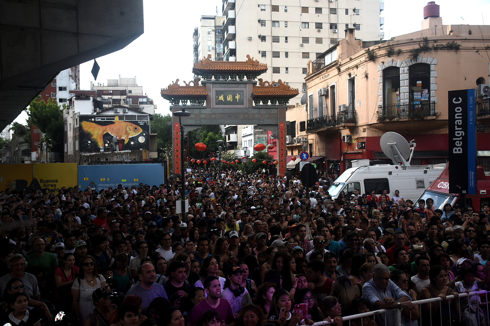 El arco sobresale en la zona de Belgrano. Mide 11 metros de alto y 8 de ancho y fue inaugurado en el 2009 a partir de una donación de China.