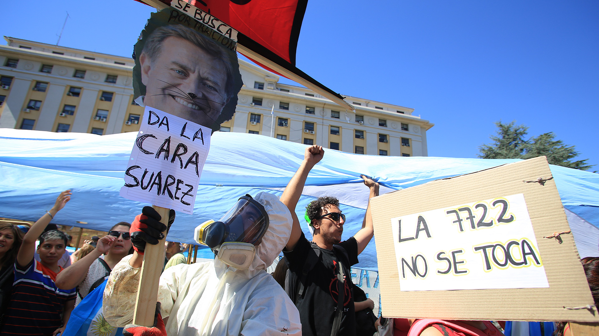 Más allá de la agresión a los policías se registraron daños agravados contra el patrimonio de la ciudad.