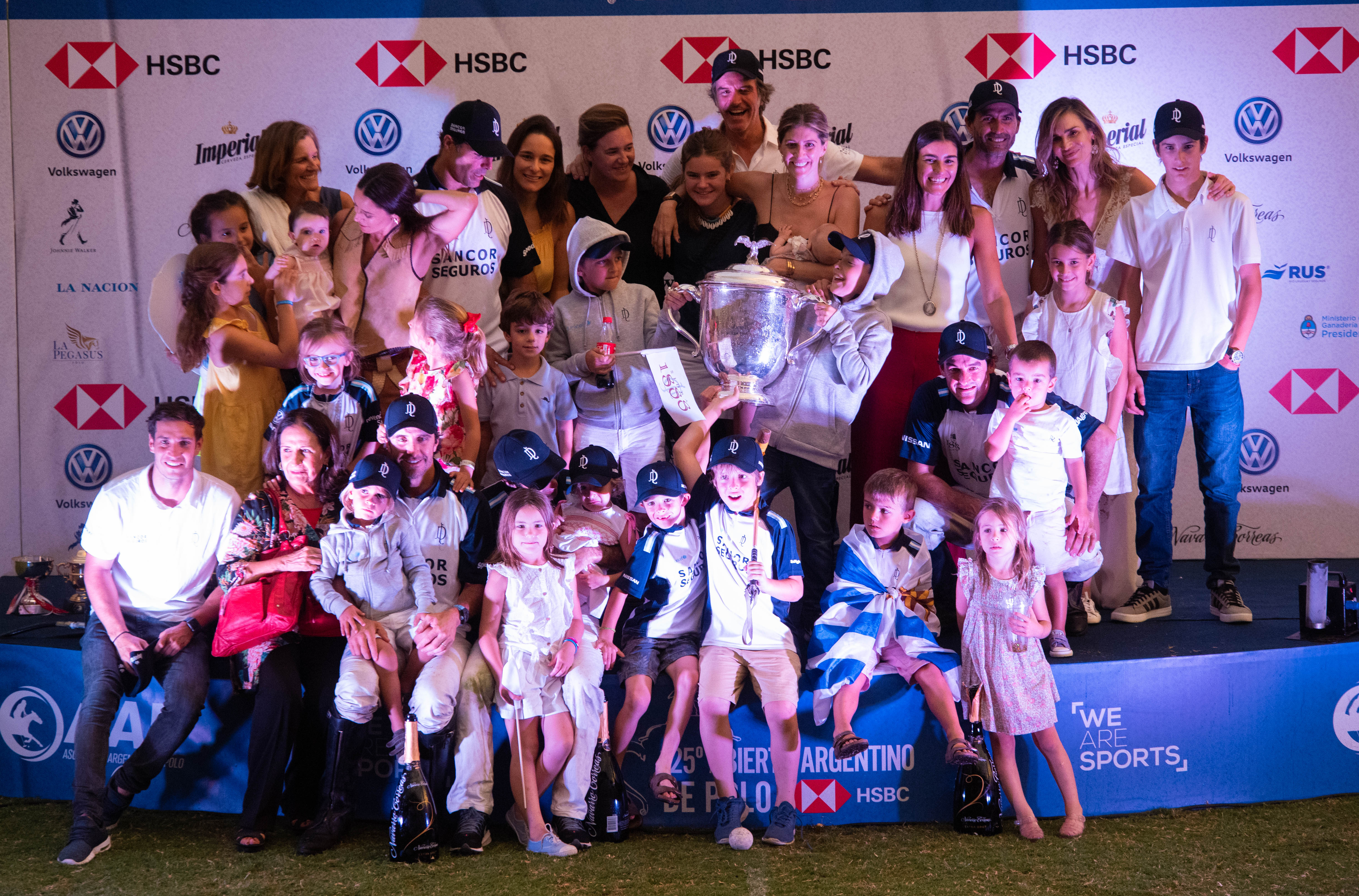 Todos los integrantes del equipo de La Dolfina junto a sus mujeres y sus hijos