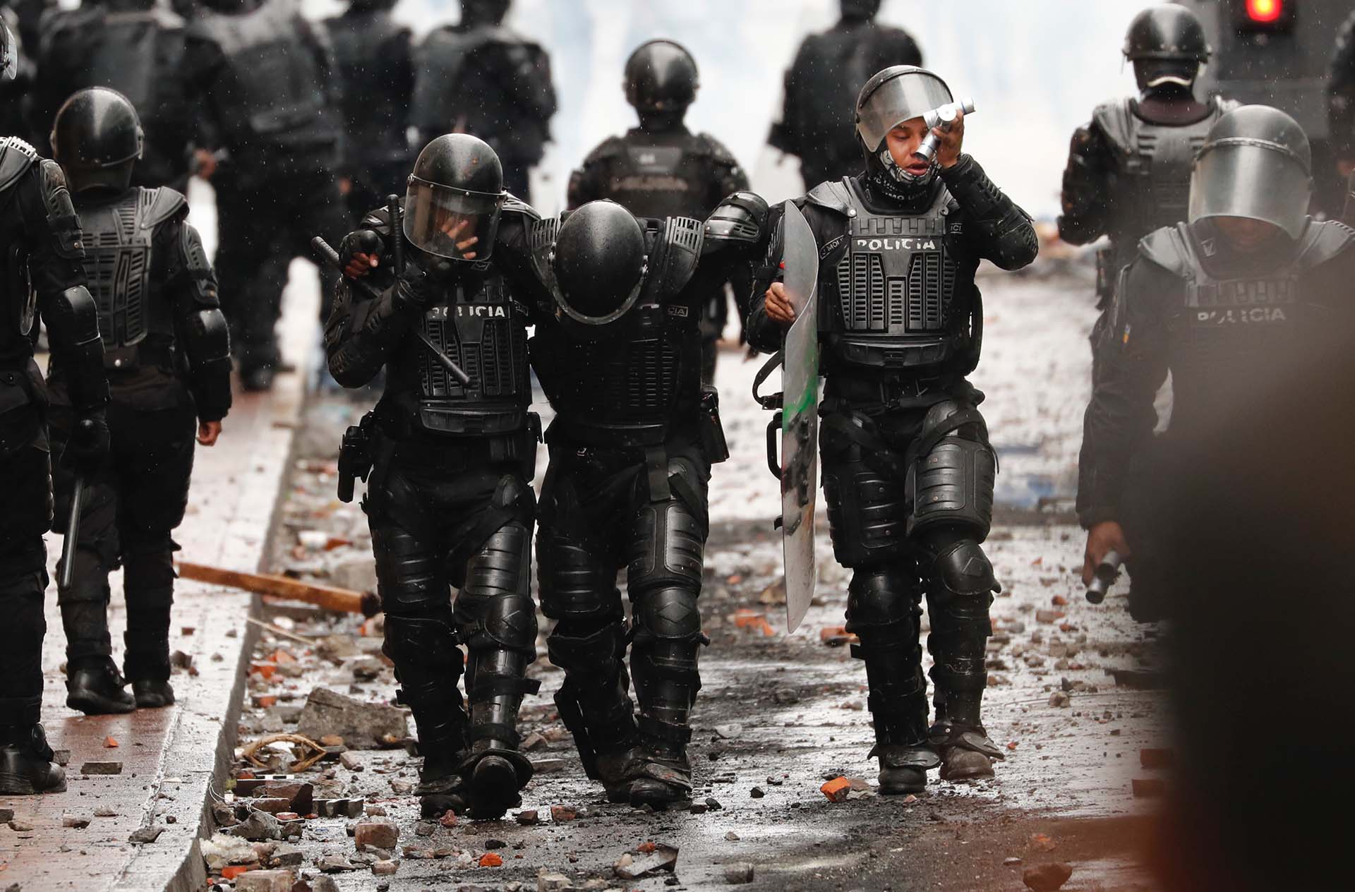 Un policía resultó heridos tras los enfrentamientos con los manifestantes (AP Photo/Dolores Ochoa)