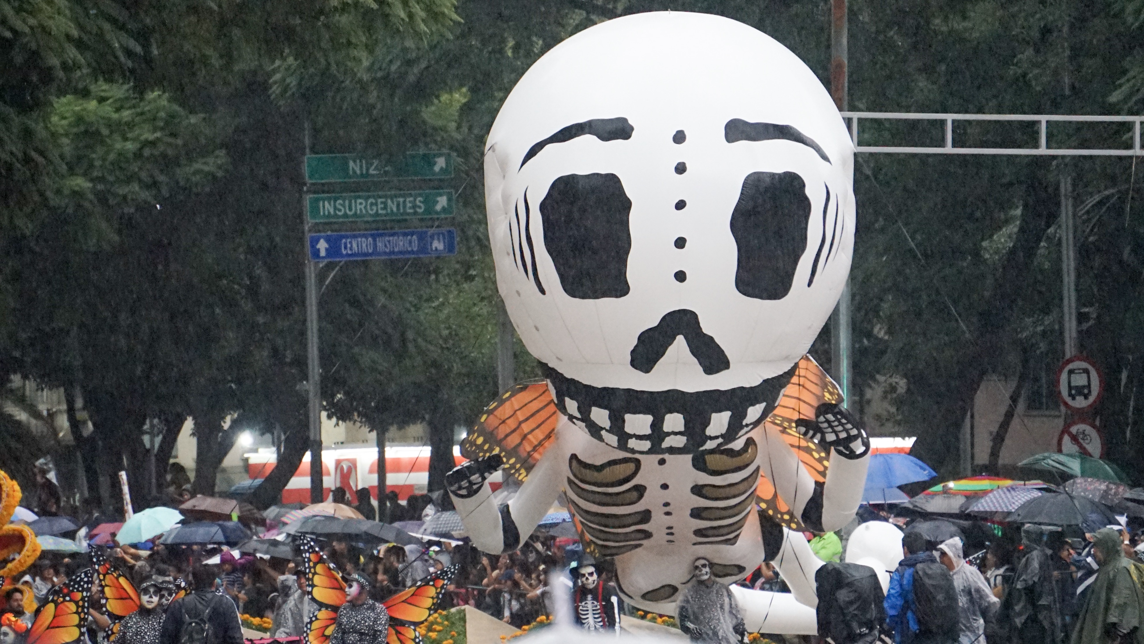 Figuras gigantes recorrieron céntricas calles de la ciudad como avenida Reforma