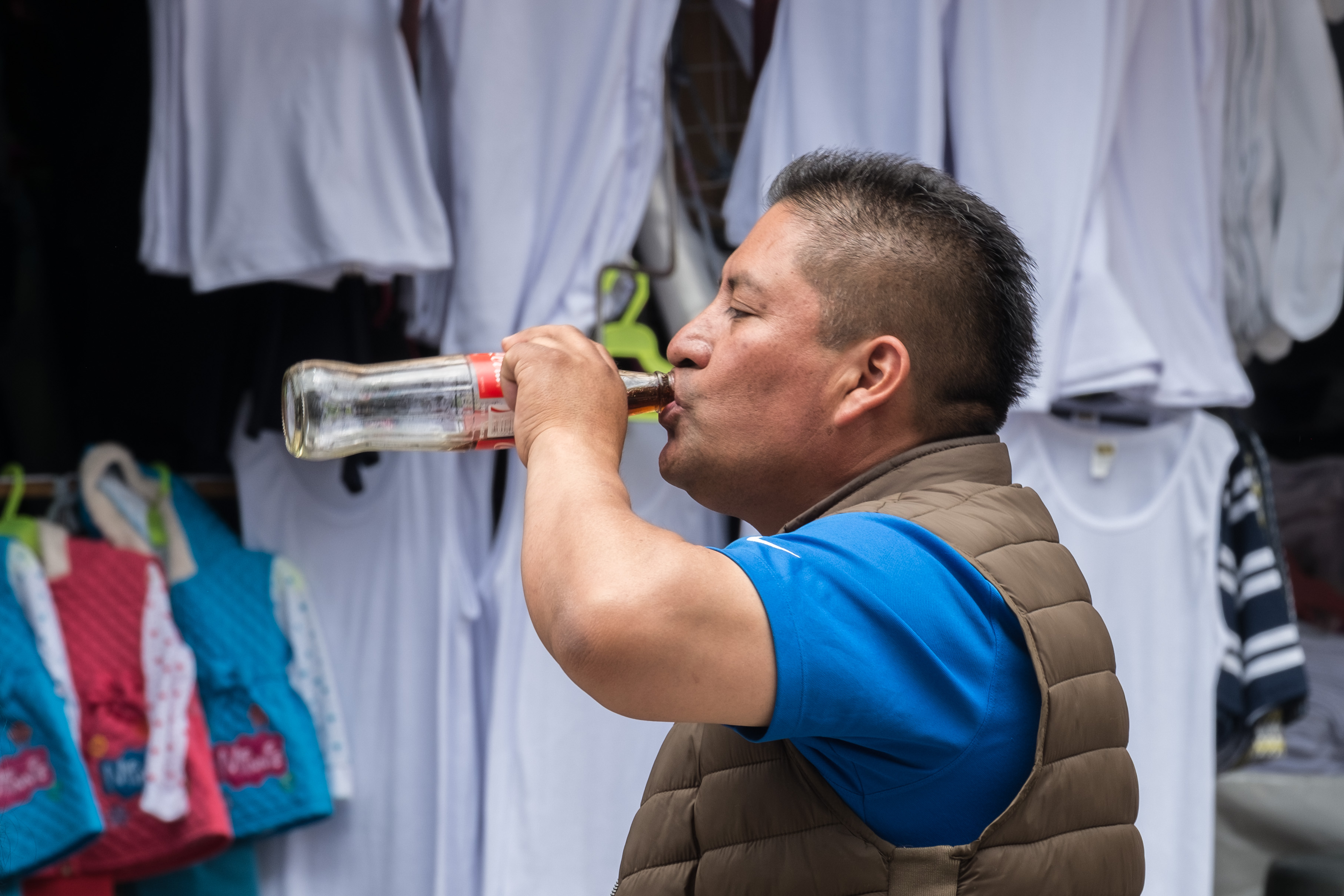 CIUDAD DE MÉXICO, 04AGOSTO2018.- El consumo de refresco o bebidas azucaradas no ha disminuido pese al Impuesto Especial sobre Productos y Servicios (IEPS), por el contrario tuvo un crecimiento de 1.7% de enero a septiembre de 2016 comparado con el mismo periodo de 2015. Organizaciones como el Poder del Consumidor ha señalado que este tipo de bebida no solo se asocia con enfermedades como diabetes, sino que también se relacionan con enfermedades cardiovasculares. México ocupa el primer lugar en el consumo de este tipo de bebidas, ya que en la cultura mexicana "una comida sin refresco, no es comida".
FOTO: ANDREA MURCIA /CUARTOSCURO.COM