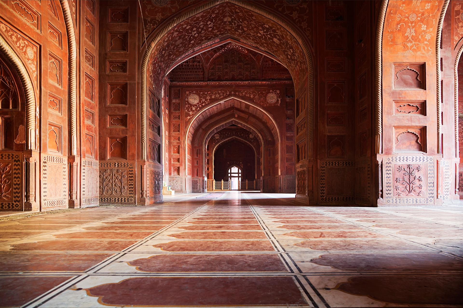 Jal Mahal es una mezcla de diferentes estilos arquitectónicos, como el Rajput y Mughal, muy comunes en Rajasthan