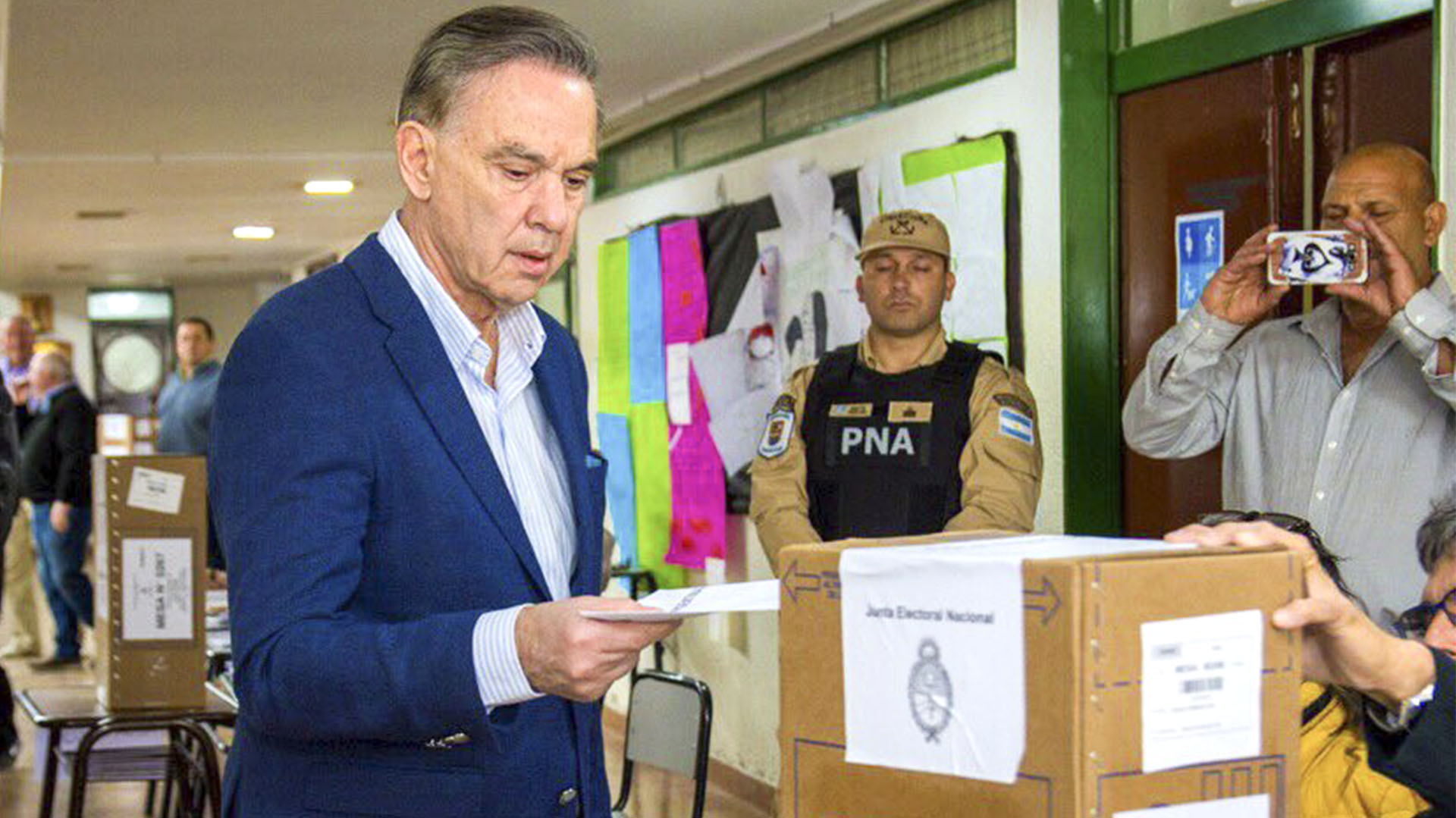 Miguel Ángel Pichetto, al momento de votar (NA)