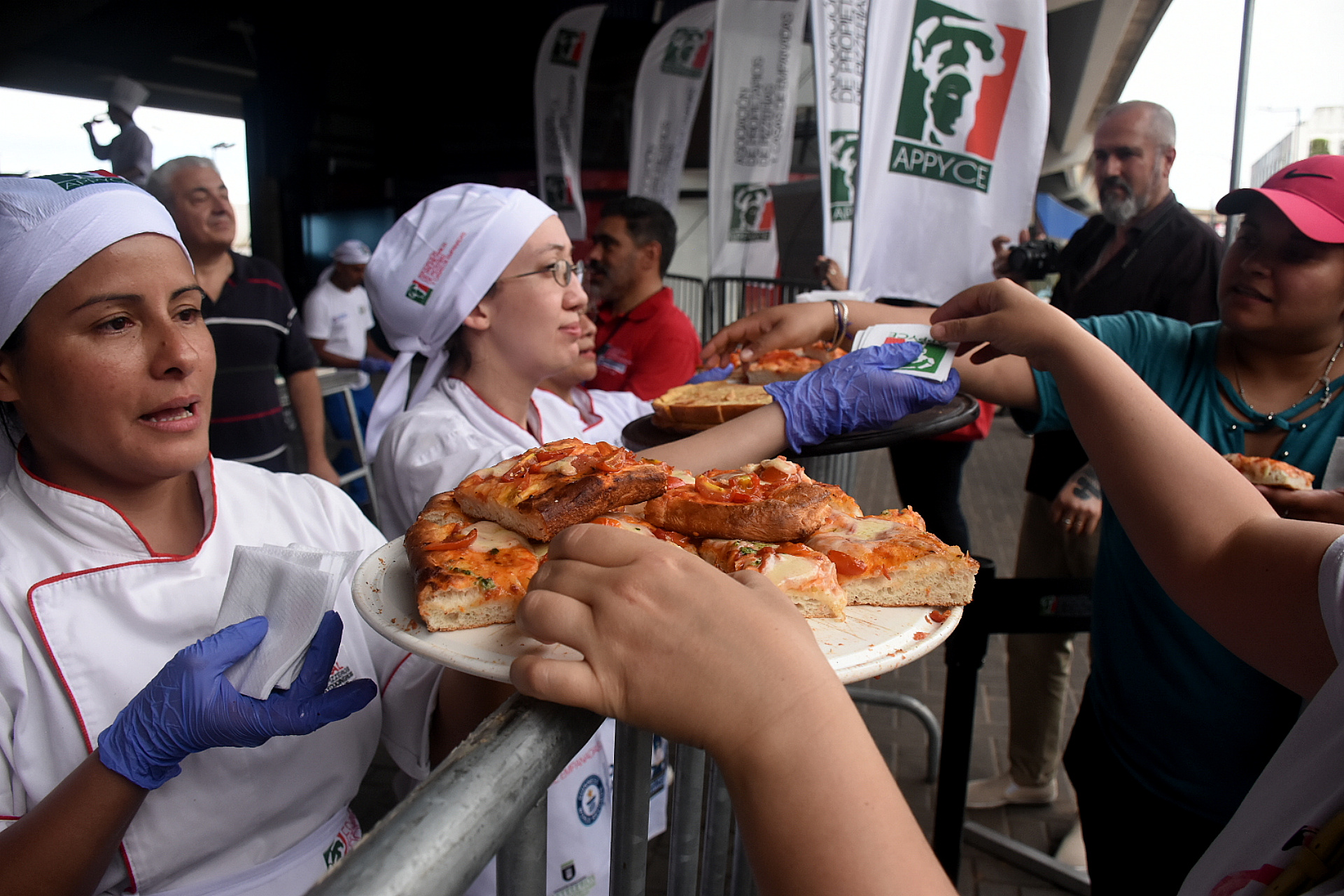 No solo hubo puestos fijos, también un importante mercado con productos típicos para comprar y llevarlo a casa y recrear recetas italianas