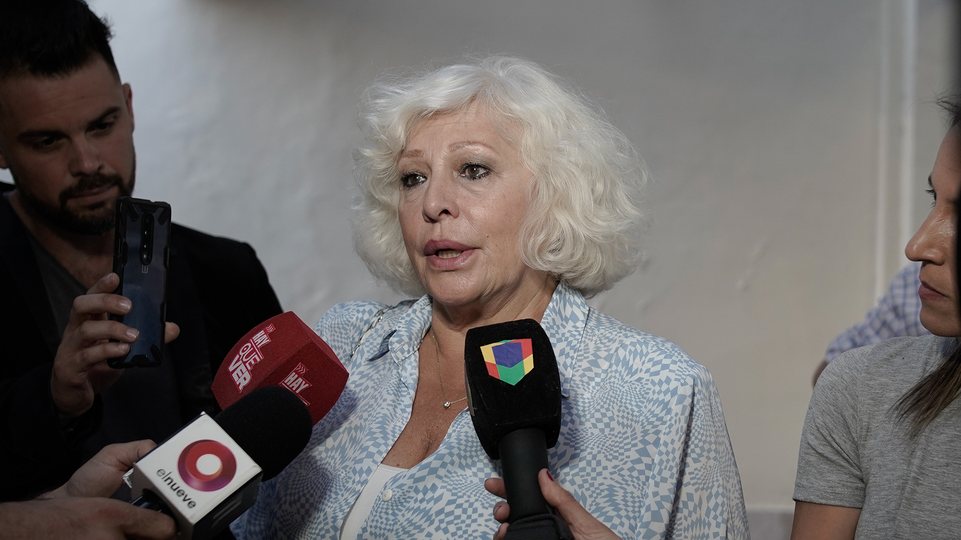 Luisa Albinoni hablando con los medios