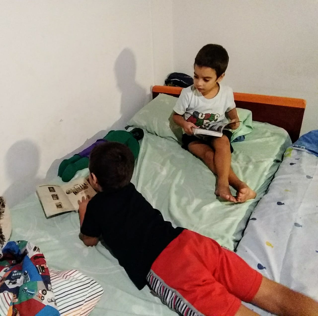 Los mellizos Lautaro y Ramiro y la pregunta de su mamá y su papá: ¿vivir la cuarentena en el departamento de dos ambientes de papá y mamá visita? ¿Cómo se comparten las crianzas sin circular?