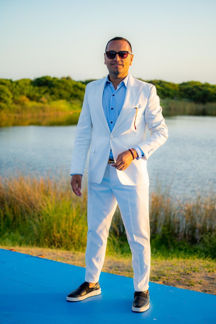 El asesor de imagen Fabián Medina Flores fue el conductor del desfile