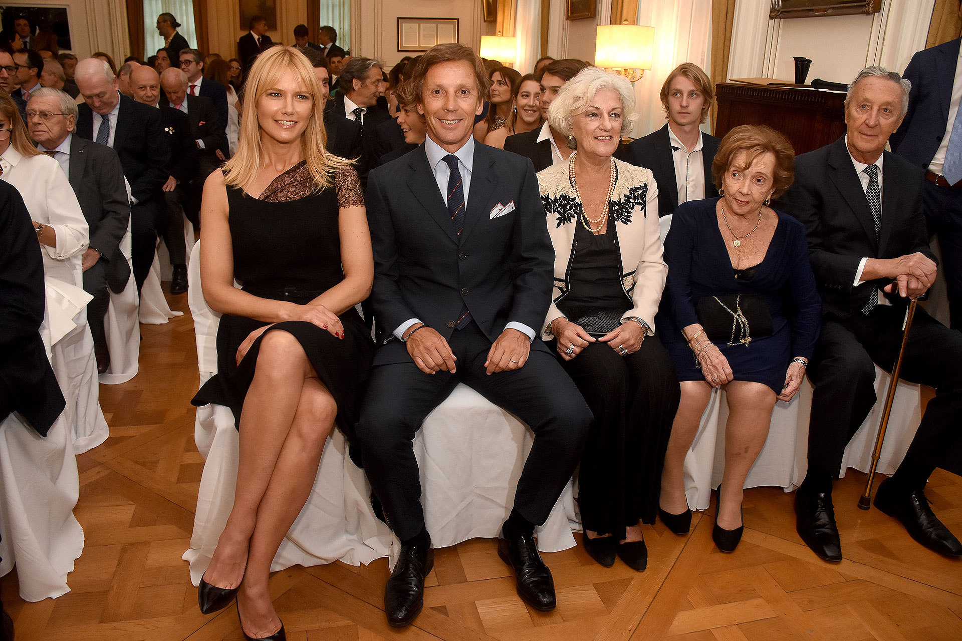 Valeria Mazza y Alejandro Gravier sentados en primera fila junto a Mónica Ferreira, madre de Valeria Mazza, y a María Cristina Cirio y Emilio Gravier, padres de Alejandro Gravier