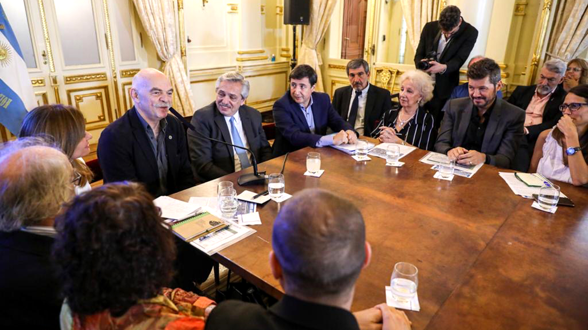 Martín Caparrós, autor del libro "El hambre", fue la aparición sorpresiva en el lanzamiento de la iniciativa del Gobierno